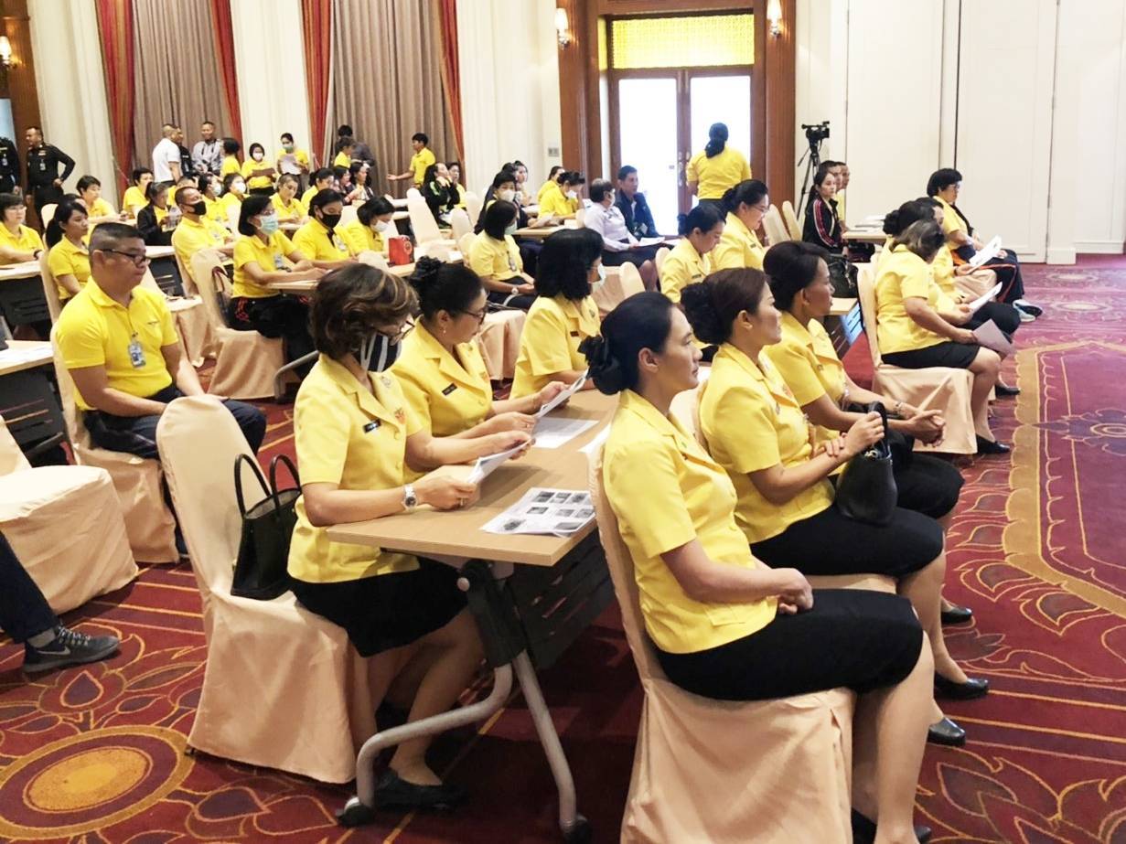 078 เมื่อวันที่ ๑๑ มีนาคม ๒๕๖๓ คุณพุทธรักษา โรจน์พิมพ์พันธุ์ เป็นผู้แทนนายกสมาคมภริยาฯ พร้อมด้วยคณะกรรมการฯ ร่วมกิจกรรมการฝึกอบรมจัดทำหน้ากากอนามัยจากผ้าและเจลล้างมือ ณ ห้องพินิตประชานาถ ในศาลาว่าการกลาโหม กรุงเทพฯ