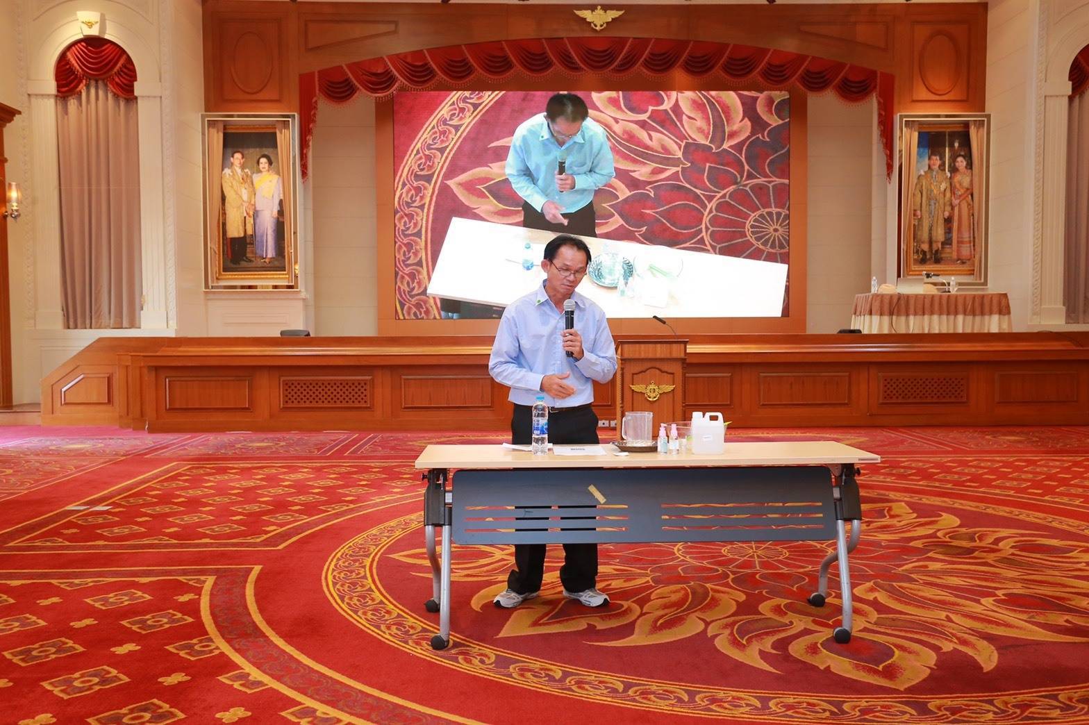 078 เมื่อวันที่ ๑๑ มีนาคม ๒๕๖๓ คุณพุทธรักษา โรจน์พิมพ์พันธุ์ เป็นผู้แทนนายกสมาคมภริยาฯ พร้อมด้วยคณะกรรมการฯ ร่วมกิจกรรมการฝึกอบรมจัดทำหน้ากากอนามัยจากผ้าและเจลล้างมือ ณ ห้องพินิตประชานาถ ในศาลาว่าการกลาโหม กรุงเทพฯ