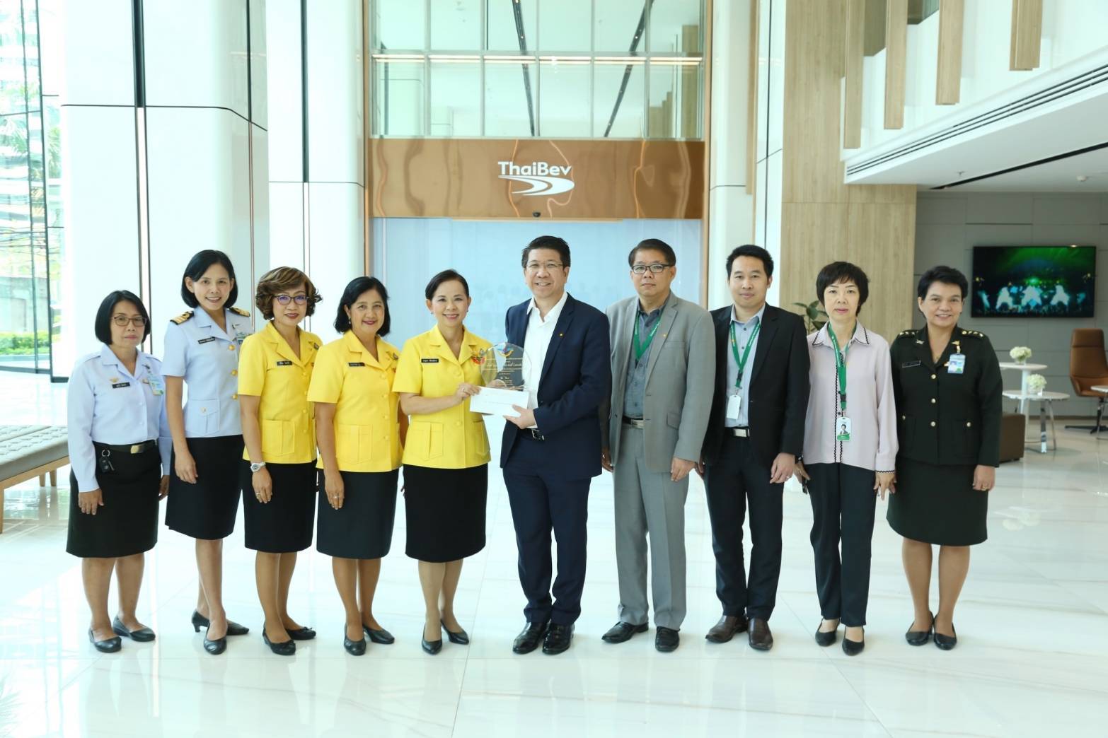 079 เมื่อวันที่ ๑๑ มีนาคม ๒๕๖๓ คุณกาญจนา พิพิธวณิชการ เลขานุการสมาคมภริยาฯ เป็นผู้แทนนายกสมาคมฯ ม...