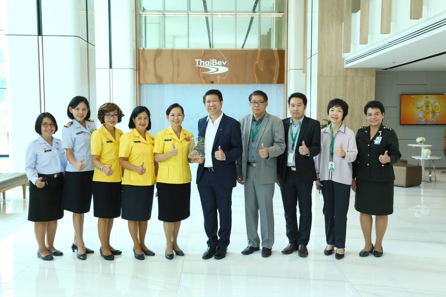 079 เมื่อวันที่ ๑๑ มีนาคม ๒๕๖๓ คุณกาญจนา พิพิธวณิชการ เลขานุการสมาคมภริยาฯ เป็นผู้แทนนายกสมาคมฯ มอบโล่ขอบคุณบริษัท ไทยเบฟเวอเรจ จำกัด (มหาชน) โดยมี ด๊อกเตอร์ เอกพล ณ สงขลา เป็นผู้แทนรับมอบ ณ ตึกไทยเบฟควอเตอร์ เขตคลองเตย กรุงเทพฯ