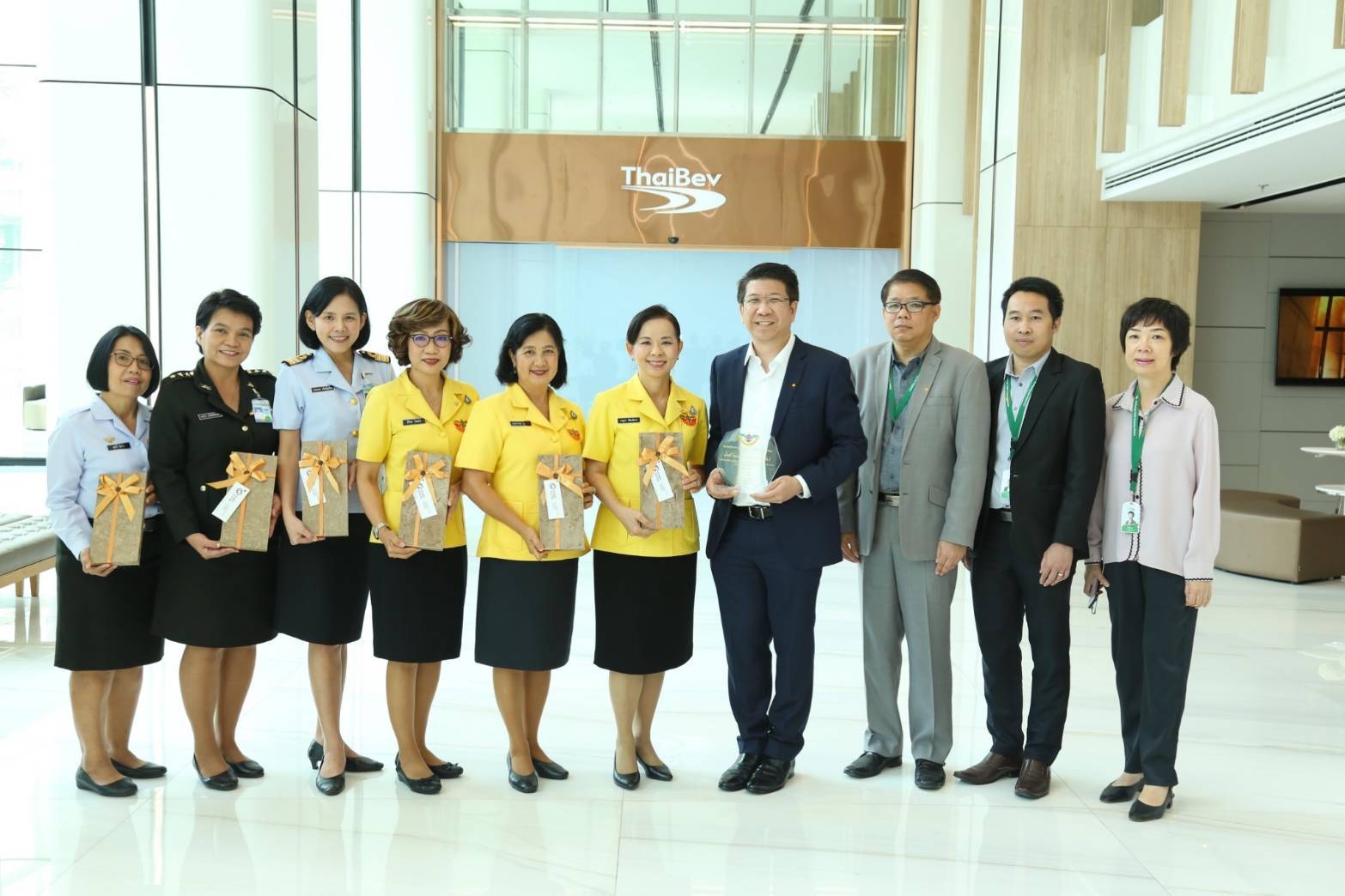 079 เมื่อวันที่ ๑๑ มีนาคม ๒๕๖๓ คุณกาญจนา พิพิธวณิชการ เลขานุการสมาคมภริยาฯ เป็นผู้แทนนายกสมาคมฯ มอบโล่ขอบคุณบริษัท ไทยเบฟเวอเรจ จำกัด (มหาชน) โดยมี ด๊อกเตอร์ เอกพล ณ สงขลา เป็นผู้แทนรับมอบ ณ ตึกไทยเบฟควอเตอร์ เขตคลองเตย กรุงเทพฯ