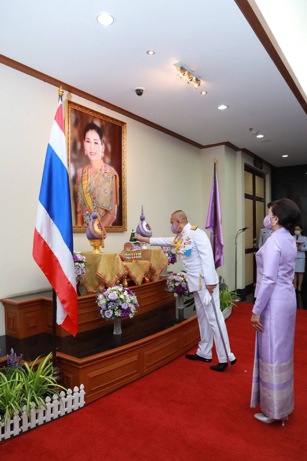 087 เมื่อวันอังคารที่ ๒ มิถุนายน ๒๕๖๓ คุณรมิดา อินทรเจริญ ร่วมพิธีถวายพระพรชัยมงคล และพิธีลงนามถวายพระพรและพิธีลงนามถวายพระพร เนื่องในโอกาสวันเฉลิมพระชนมพรรษาสมเด็จพระนางเจ้าฯ พระบรมราชินี ๔๒ พรรษา (๓ มิถุนายน ๒๕๖๓) ณ บริเวณหน้าห้องยุทธนาธิการ ในศาลาว่าการกลาโหม กรุงเทพฯ