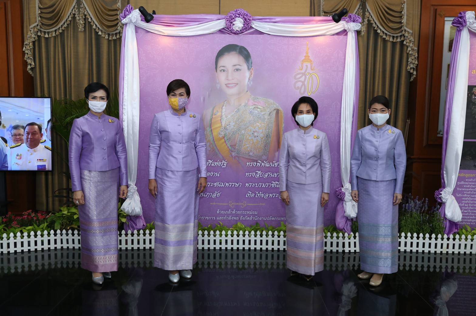 087 เมื่อวันอังคารที่ ๒ มิถุนายน ๒๕๖๓ คุณรมิดา อินทรเจริญ ร่วมพิธีถวายพระพรชัยมงคล และพิธีลงนามถวายพระพรและพิธีลงนามถวายพระพร เนื่องในโอกาสวันเฉลิมพระชนมพรรษาสมเด็จพระนางเจ้าฯ พระบรมราชินี ๔๒ พรรษา (๓ มิถุนายน ๒๕๖๓) ณ บริเวณหน้าห้องยุทธนาธิการ ในศาลาว่าการกลาโหม กรุงเทพฯ