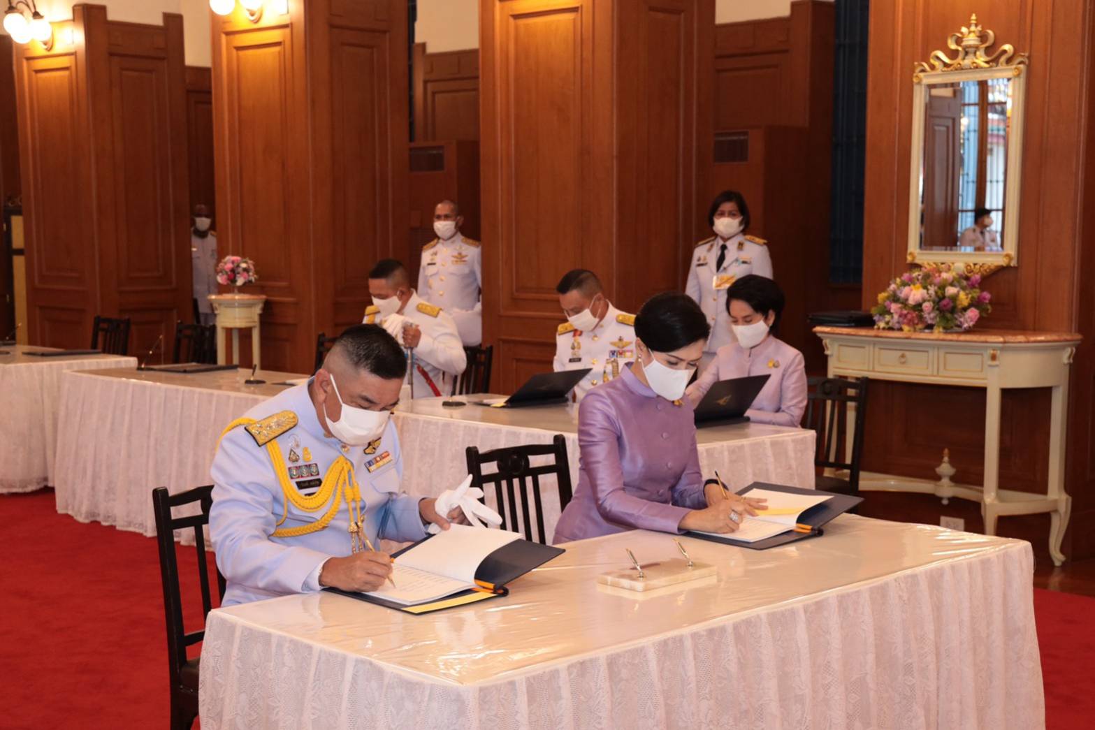 088 เมื่อวันพุธ ที่ ๓ มิถุนายน ๒๕๖๓ พลเอก ณัฐ อินทรเจริญ ปลัดกระทรวงกลาโหม และคุณรมิดา อินทรเจริญ นายกสมาคมภริยาข้าราชการสำนักงานปลัดกระทรวงกลาโหม พร้อมด้วยนายทหารชั้นผู้ใหญ่และภริยา ถวายแจกันดอกไม้สดและลงนามถวายพระพรชัยมงคล สมเด็จพระนางเจ้าฯ พระบรมราชินี เนื่องในโอกาสมหามงคลเฉลิมพระชนมพรรษา ๔๒ พรรษา เพื่อน้อมสำนึกในพระมหากรุณาธิคุณ และแสดงความจงรักภักดี ณ ศาลาสหทัยสมาคม ในพระบรมมหาราชวัง