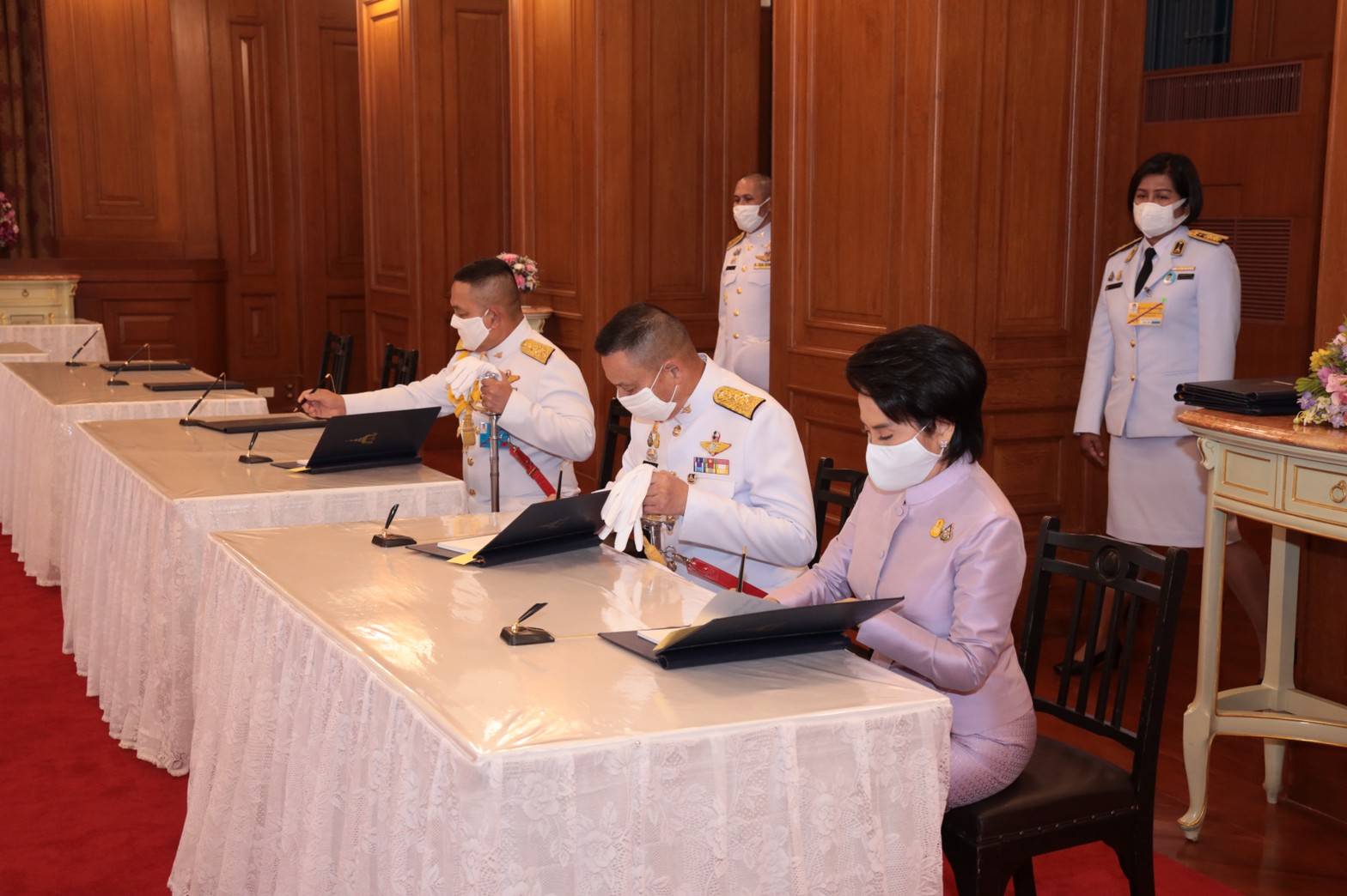 088 เมื่อวันพุธ ที่ ๓ มิถุนายน ๒๕๖๓ พลเอก ณัฐ อินทรเจริญ ปลัดกระทรวงกลาโหม และคุณรมิดา อินทรเจริญ นายกสมาคมภริยาข้าราชการสำนักงานปลัดกระทรวงกลาโหม พร้อมด้วยนายทหารชั้นผู้ใหญ่และภริยา ถวายแจกันดอกไม้สดและลงนามถวายพระพรชัยมงคล สมเด็จพระนางเจ้าฯ พระบรมราชินี เนื่องในโอกาสมหามงคลเฉลิมพระชนมพรรษา ๔๒ พรรษา เพื่อน้อมสำนึกในพระมหากรุณาธิคุณ และแสดงความจงรักภักดี ณ ศาลาสหทัยสมาคม ในพระบรมมหาราชวัง
