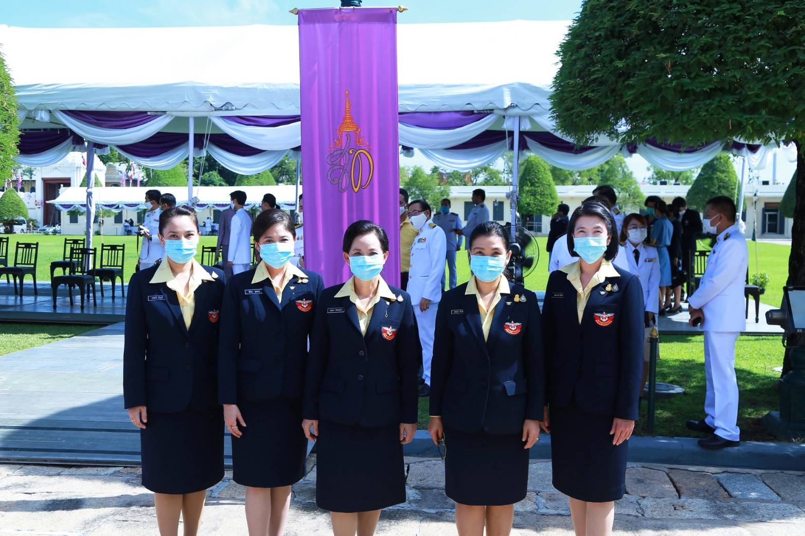 089 เมื่อวันพุธที่ ๓ มิถุนายน ๒๕๖๓ คุณกาญจนา พิพิธวณิชการ เป็นผู้แทนนายกสมาคมภริยาข้าราชการสำนักงานปลัดกระทรวงกลาโหมพร้อมด้วยคณะกรรมการสมาคมฯ ร่วมถวายแจกันดอกไม้สดและลงนามถวายพระพรชัยมงคล สมเด็จพระนางเจ้าฯ พระบรมราชินี เนื่องในโอกาสมหามงคลเฉลิมพระชนมพรรษา ๔๒ พรรษา ณ ศาลาสหทัยสมาคม ในพระบรมมหาราชวัง
