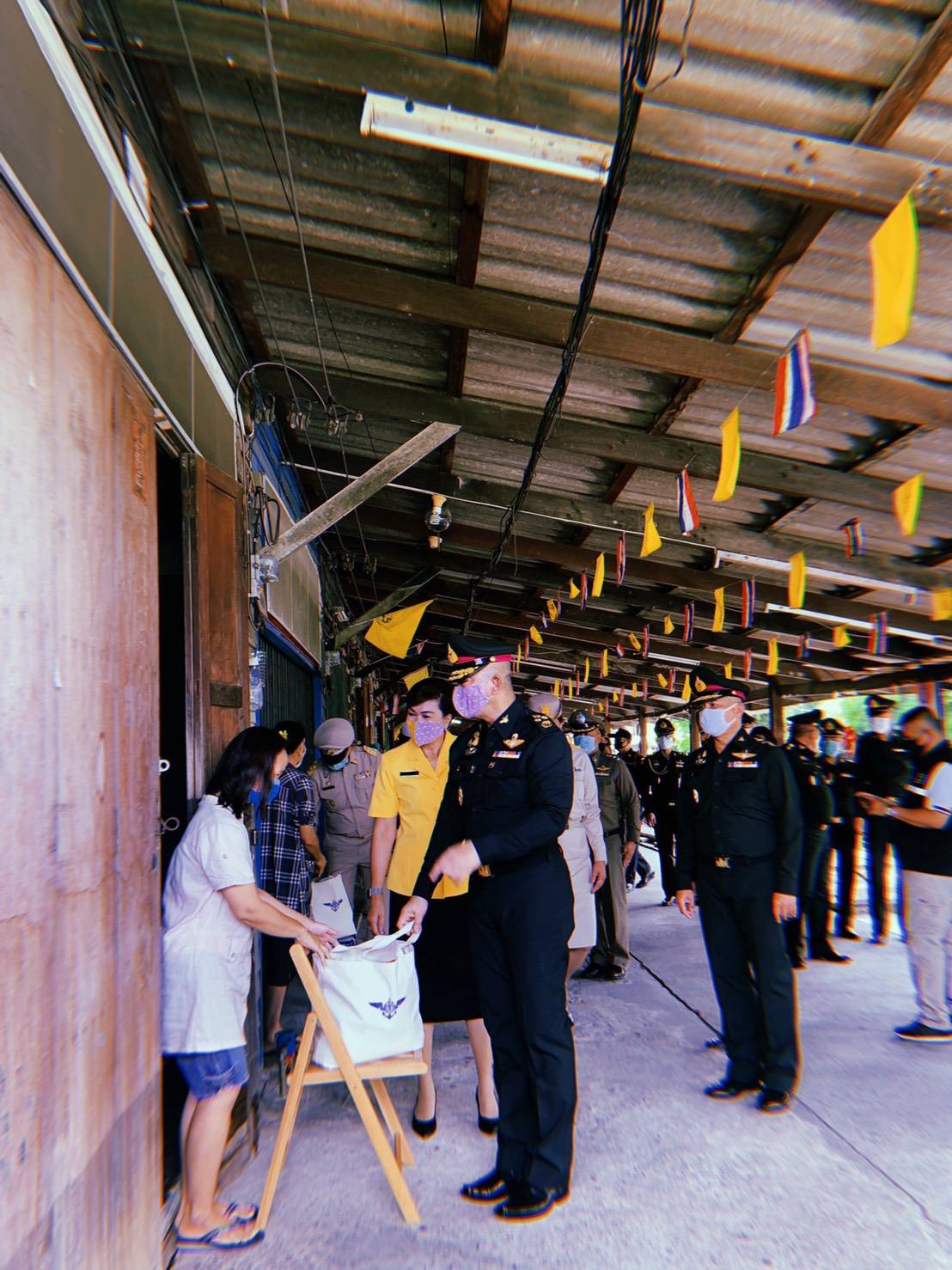 090 เมื่อวันศุกร์ที่ ๕ มิถุนายน ๒๕๖๓ คุณรมิดา อินทรเจริญ นายกสมาคมภริยาข้าราชการสำนักงานปลัดกระทรวงกลาโหม ร่วมกิจกรรมบ้านวัดประสานใจต้านภัยโควิด 19