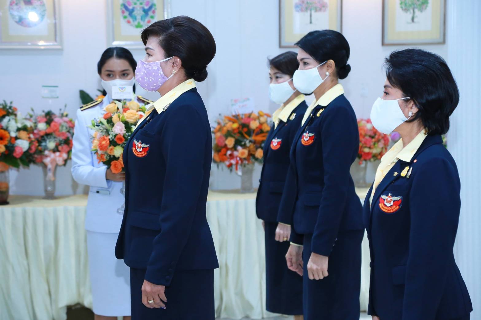 091 เมื่อวันพฤหัสบดีที่ ๑๘ มิถุนายน ๒๕๖๓ คุณรมิดา อินทรเจริญ นายกสมาคมภริยาข้าราชการสำนักงานปลัดกระทรวงกลาโหม พร้อมด้วยคณะกรรมการสมาคมฯ ถวายแจกันดอกไม้สดและลงนามถวายพระพรชัยมงคล