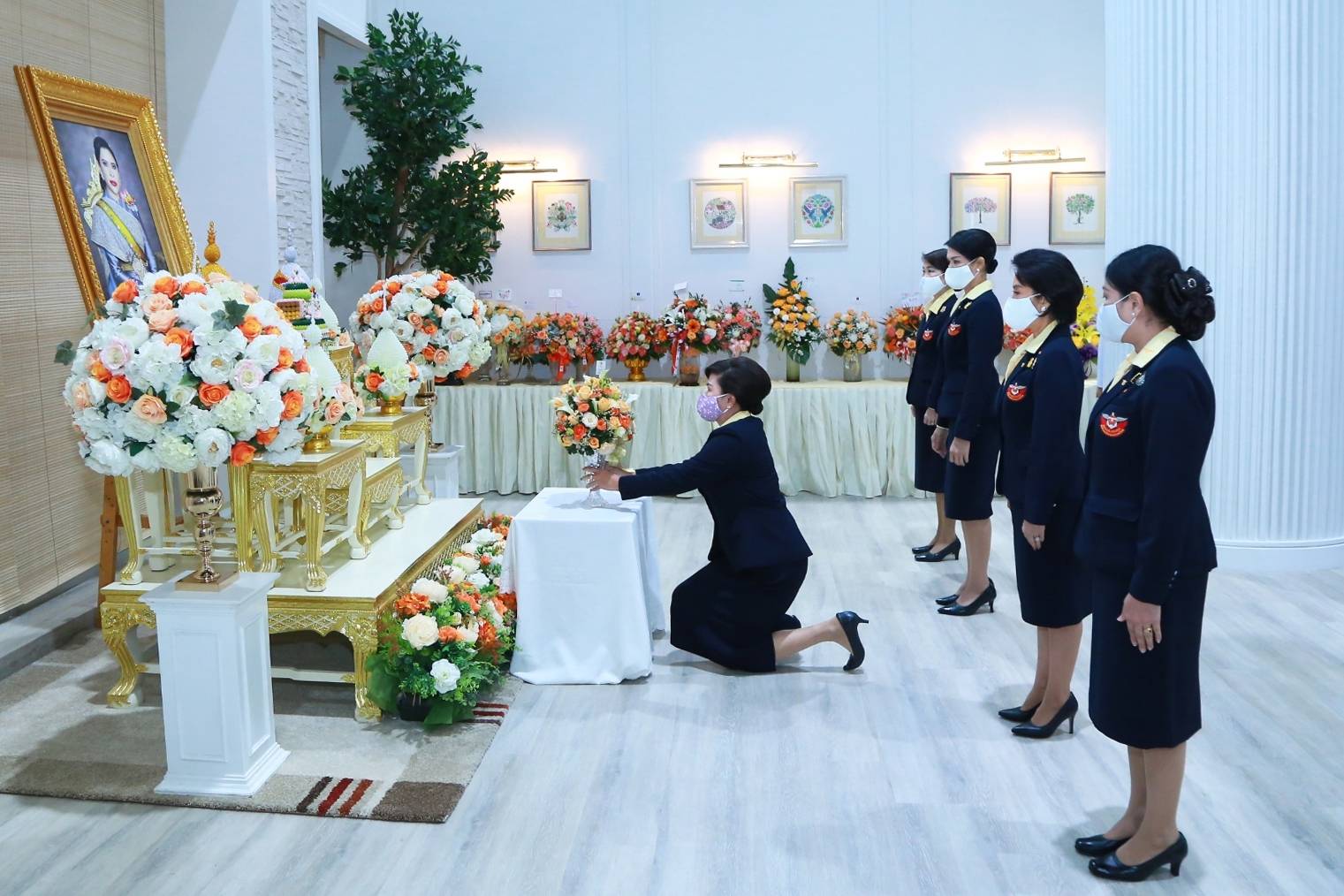 091 เมื่อวันพฤหัสบดีที่ ๑๘ มิถุนายน ๒๕๖๓ คุณรมิดา อินทรเจริญ นายกสมาคมภริยาข้าราชการสำนักงานปลัดกระทรวงกลาโหม พร้อมด้วยคณะกรรมการสมาคมฯ ถวายแจกันดอกไม้สดและลงนามถวายพระพรชัยมงคล