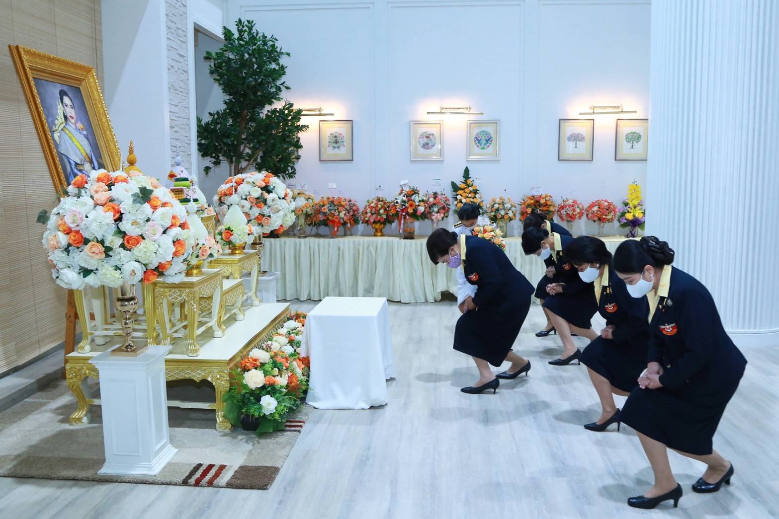 091 เมื่อวันพฤหัสบดีที่ ๑๘ มิถุนายน ๒๕๖๓ คุณรมิดา อินทรเจริญ นายกสมาคมภริยาข้าราชการสำนักงานปลัดกระทรวงกลาโหม พร้อมด้วยคณะกรรมการสมาคมฯ ถวายแจกันดอกไม้สดและลงนามถวายพระพรชัยมงคล