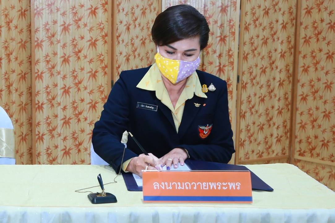 091 เมื่อวันพฤหัสบดีที่ ๑๘ มิถุนายน ๒๕๖๓ คุณรมิดา อินทรเจริญ นายกสมาคมภริยาข้าราชการสำนักงานปลัดกระทรวงกลาโหม พร้อมด้วยคณะกรรมการสมาคมฯ ถวายแจกันดอกไม้สดและลงนามถวายพระพรชัยมงคล