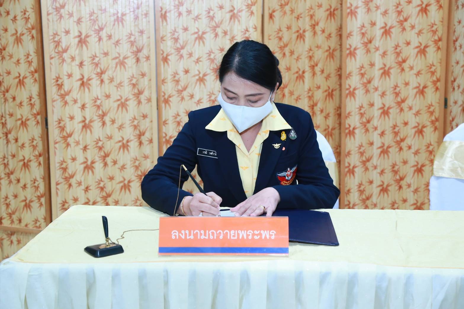 091 เมื่อวันพฤหัสบดีที่ ๑๘ มิถุนายน ๒๕๖๓ คุณรมิดา อินทรเจริญ นายกสมาคมภริยาข้าราชการสำนักงานปลัดกระทรวงกลาโหม พร้อมด้วยคณะกรรมการสมาคมฯ ถวายแจกันดอกไม้สดและลงนามถวายพระพรชัยมงคล