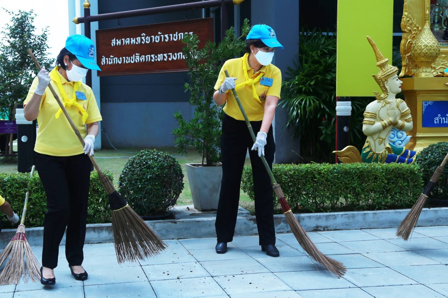 093 เมื่อวันพุธที่ ๒๒ กรกฎาคม ๒๕๖๓ คุณรมิดา อินทรเจริญ นายกสมาคมภริยาข้าราชการสำนักงานปลัดกระทรวงกลาโหม พร้อมด้วยคณะกรรมการสมาคมฯ ร่วมกิจกรรมโครงการจิตอาสา " เราทำความดีเพื่อ ชาติ ศาสน์ กษัตริย์ " กิจกรรมทำความสะอาดบริเวณบ้านพักอ