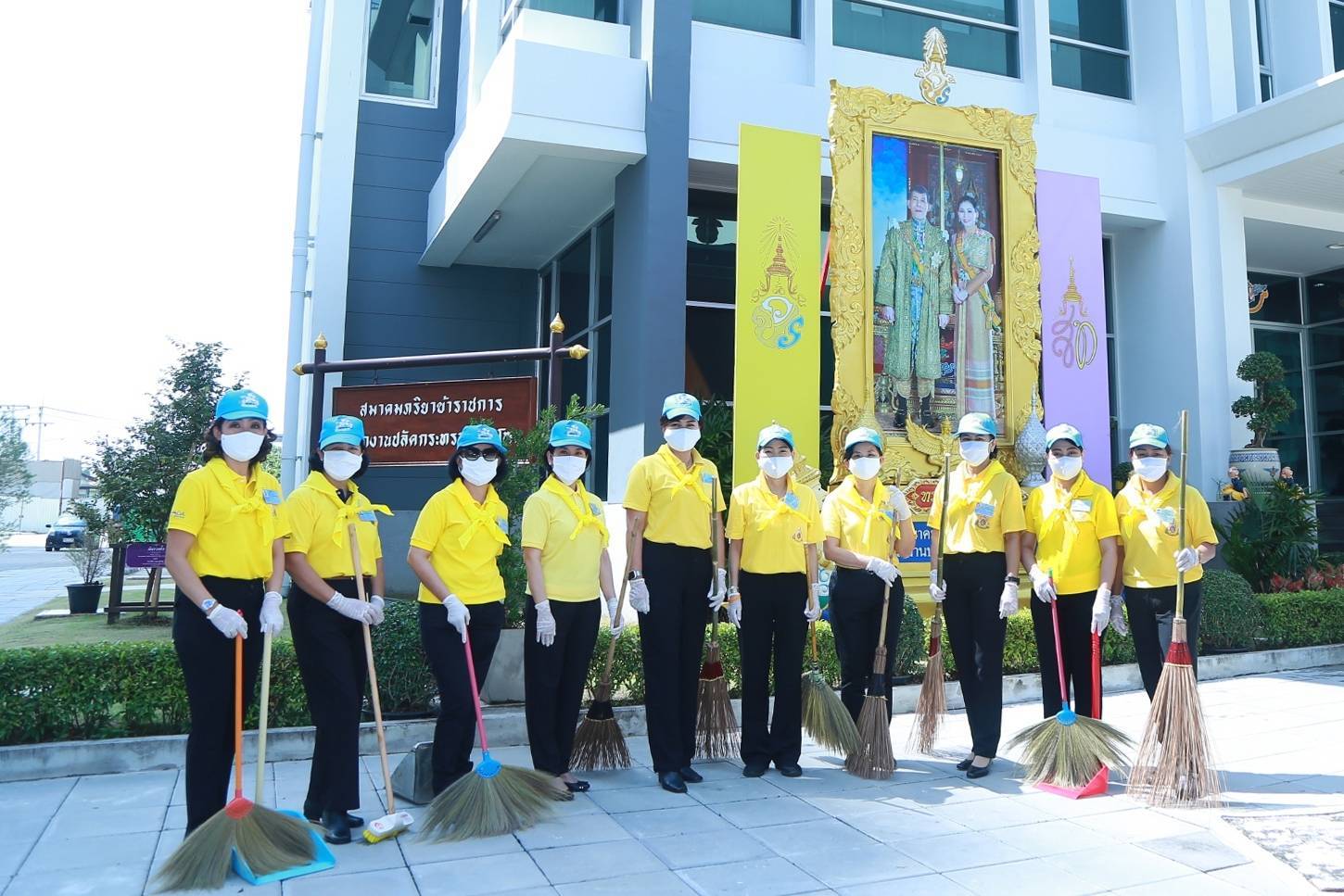 093 เมื่อวันพุธที่ ๒๒ กรกฎาคม ๒๕๖๓ คุณรมิดา อินทรเจริญ นายกสมาคมภริยาข้าราชการสำนักงานปลัดกระทรวงกลาโหม พร้อมด้วยคณะกรรมการสมาคมฯ ร่วมกิจกรรมโครงการจิตอาสา " เราทำความดีเพื่อ ชาติ ศาสน์ กษัตริย์ " กิจกรรมทำความสะอาดบริเวณบ้านพักอ