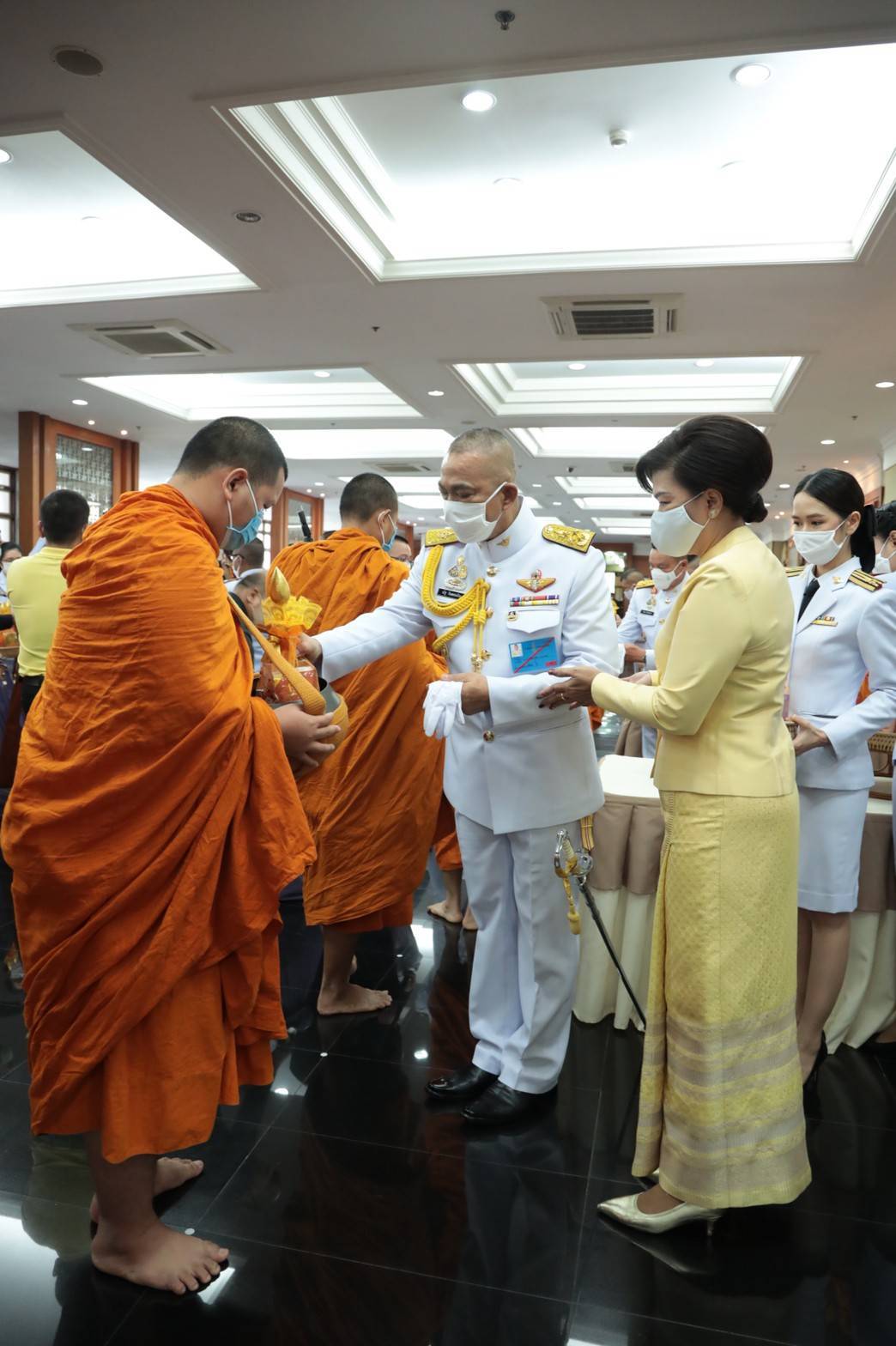 094 เมื่อวันศุกร์ที่ ๒๔ กรกฎาคม ๒๕๖๓ คุณรมิดา อินทรเจริญ นายกสมาคมภริยาข้าราชการสำนักงานปลัดกระทรวงกลาโหม พร้อมด้วยคณะกรรมการสมาคมฯ ร่วมพิธีถวายพระพรชัยมงคล