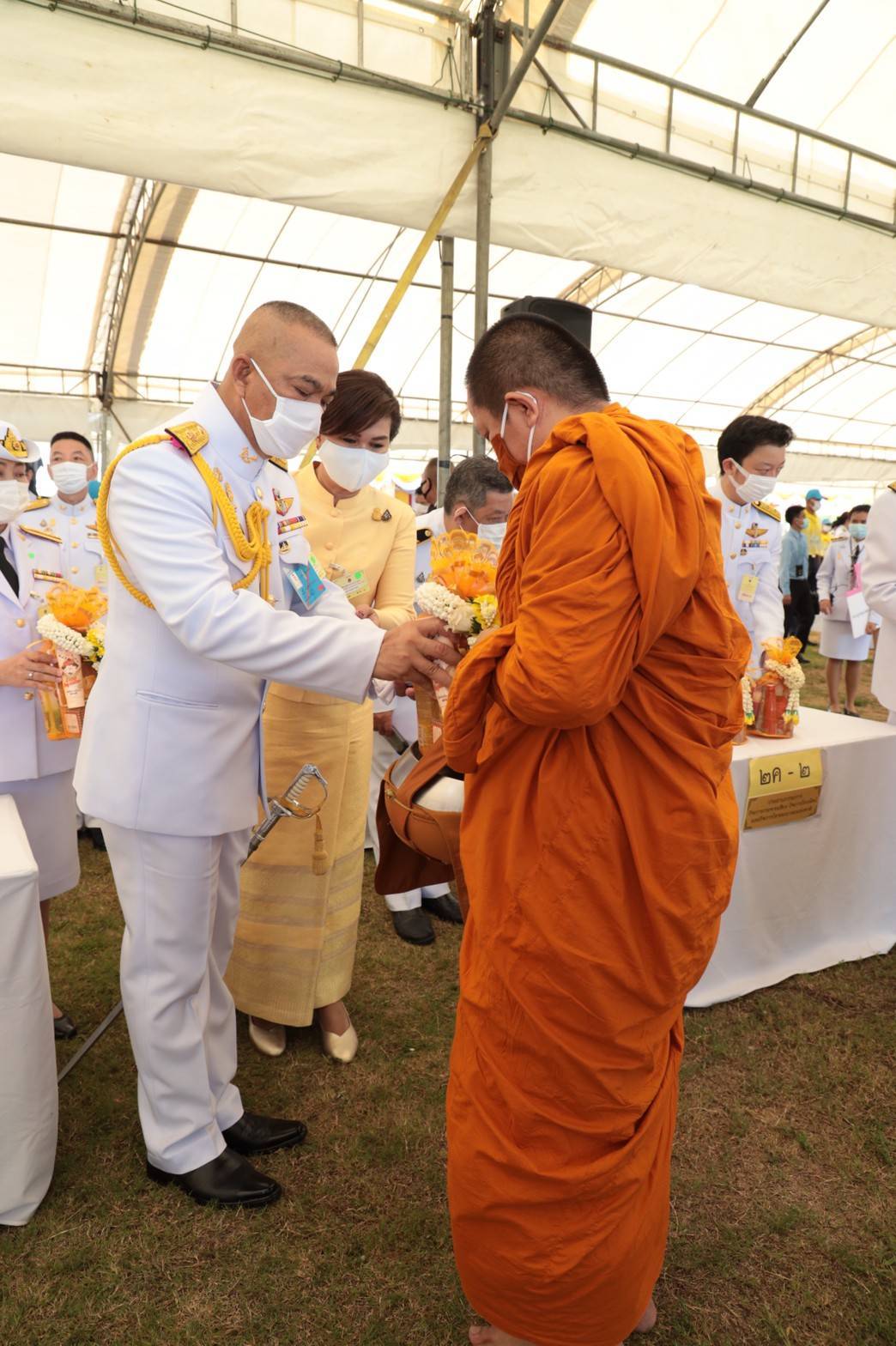 096 เมื่อวันอังคารที่ ๒๘ กรกฎาคม ๒๕๖๓ พลเอก ณัฐ อินทรเจริญ ปลัดกระทรวงกลาโหม และคุณรมิดา อินทรเจริญ นายกสมาคมภริยาข้าราชการสำนักงานปลัดกระทรวงกลาโหม ร่วมพิธีทำบุญตักบาตรเพื่อถวายเป็นพระราชกุศล ณ มณฑลพิธีท้องสนามหลวง
