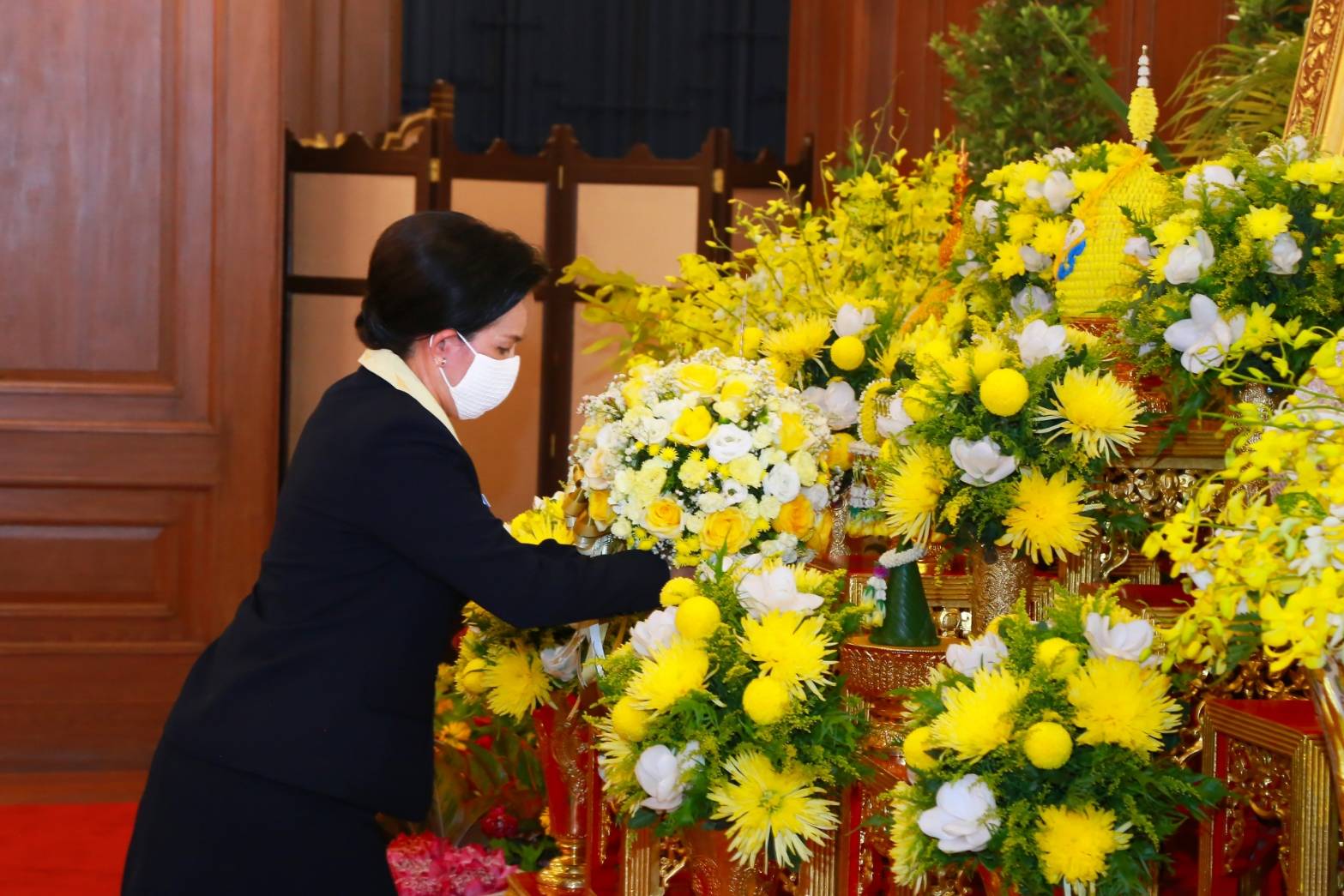 097 เมื่อวันอังคารที่ ๒๘ กรกฎาคม ๒๕๖๓ คุณกาญจนา พิพิธวณิชการ เป็นผู้แทนนายกสมาคมภริยาข้าราชการสำนักงานปลัดกระทรวงกลาโหม พร้อมด้วยคณะกรรมการสมาคมฯ ร่วมถวายแจกันดอกไม้สดและลงนามถวายพระพรชัยมงคล