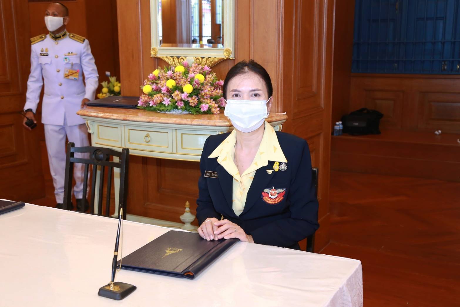 097 เมื่อวันอังคารที่ ๒๘ กรกฎาคม ๒๕๖๓ คุณกาญจนา พิพิธวณิชการ เป็นผู้แทนนายกสมาคมภริยาข้าราชการสำนักงานปลัดกระทรวงกลาโหม พร้อมด้วยคณะกรรมการสมาคมฯ ร่วมถวายแจกันดอกไม้สดและลงนามถวายพระพรชัยมงคล