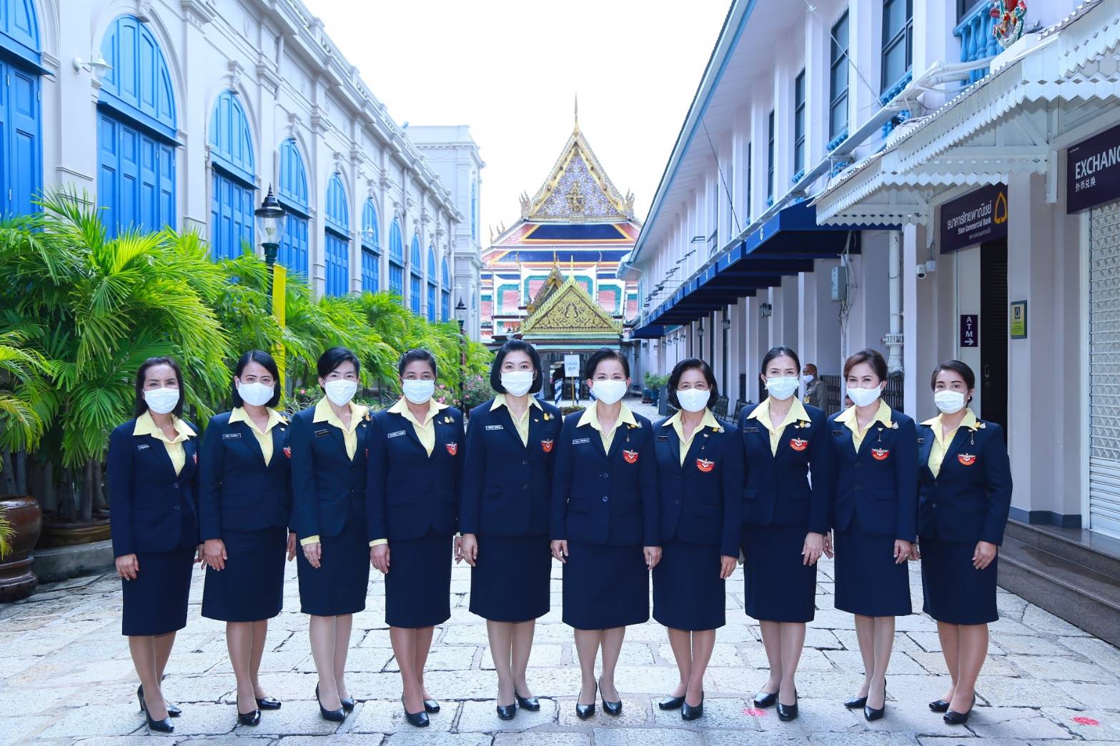 097 เมื่อวันอังคารที่ ๒๘ กรกฎาคม ๒๕๖๓ คุณกาญจนา พิพิธวณิชการ เป็นผู้แทนนายกสมาคมภริยาข้าราชการสำนักงานปลัดกระทรวงกลาโหม พร้อมด้วยคณะกรรมการสมาคมฯ ร่วมถวายแจกันดอกไม้สดและลงนามถวายพระพรชัยมงคล