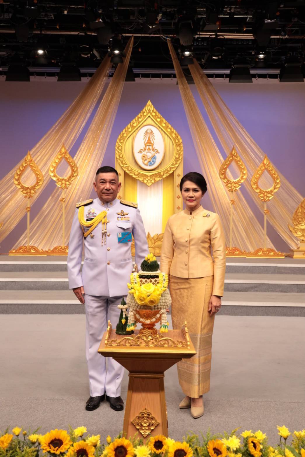099 เมื่อวันอังคารที่ ๑๔ กรกฎาคม ๒๕๖๓ พลเอก ณัฐ อินทรเจริญ ปลัดกระทรวงกลาโหม พร้อมด้วยคุณรมิดา อินทรเจริญ นายกสมาคมภริยาข้าราชการสำนักงานปลัดกระทรวงกลาโหม นำคณะนายทหารชั้นผู้ใหญ่พร้อมภริยา บันทึกเทปโทรทัศน์อาเศียรวาท ถวายพระพรชัยมงคล