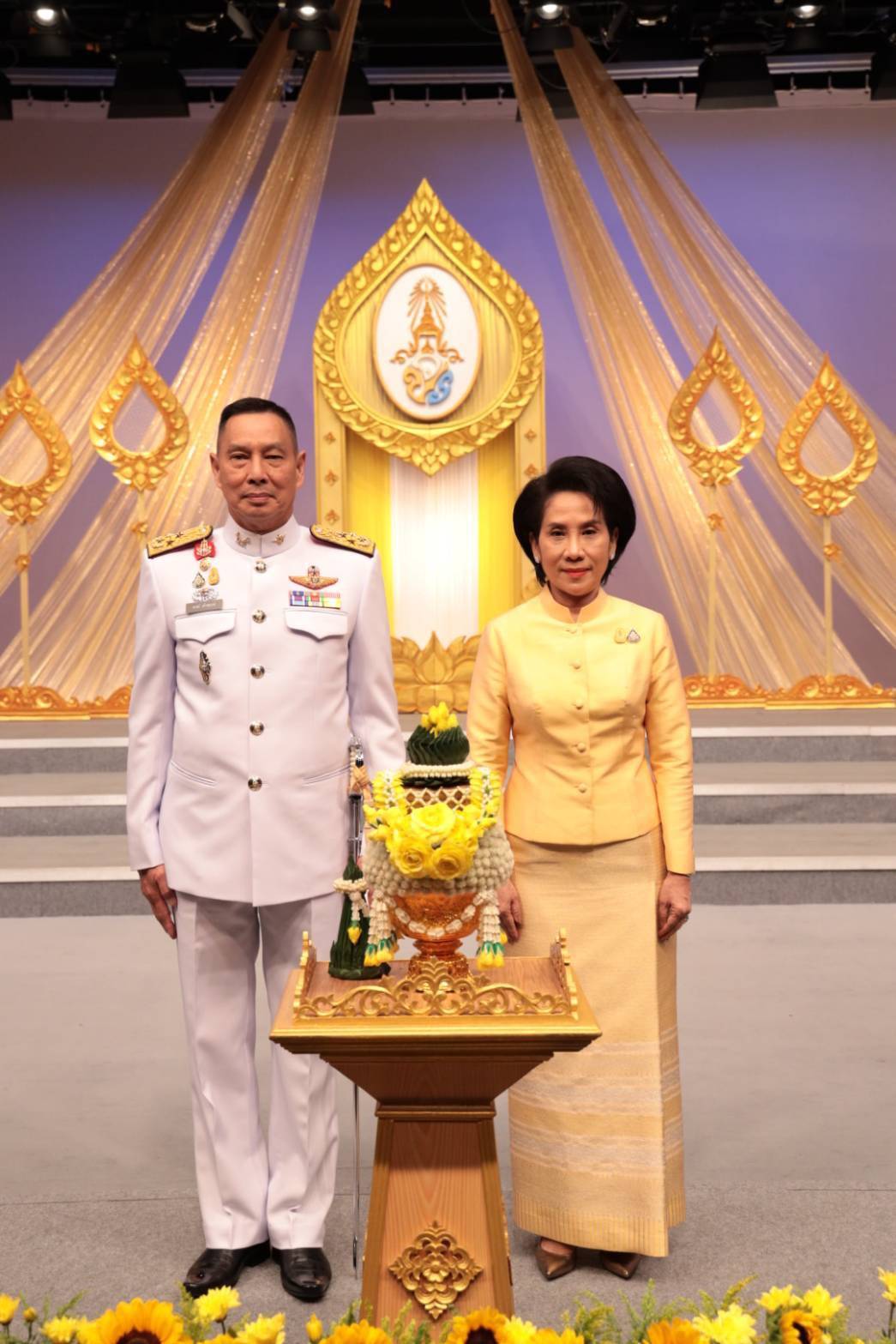 099 เมื่อวันอังคารที่ ๑๔ กรกฎาคม ๒๕๖๓ พลเอก ณัฐ อินทรเจริญ ปลัดกระทรวงกลาโหม พร้อมด้วยคุณรมิดา อินทรเจริญ นายกสมาคมภริยาข้าราชการสำนักงานปลัดกระทรวงกลาโหม นำคณะนายทหารชั้นผู้ใหญ่พร้อมภริยา บันทึกเทปโทรทัศน์อาเศียรวาท ถวายพระพรชัยมงคล
