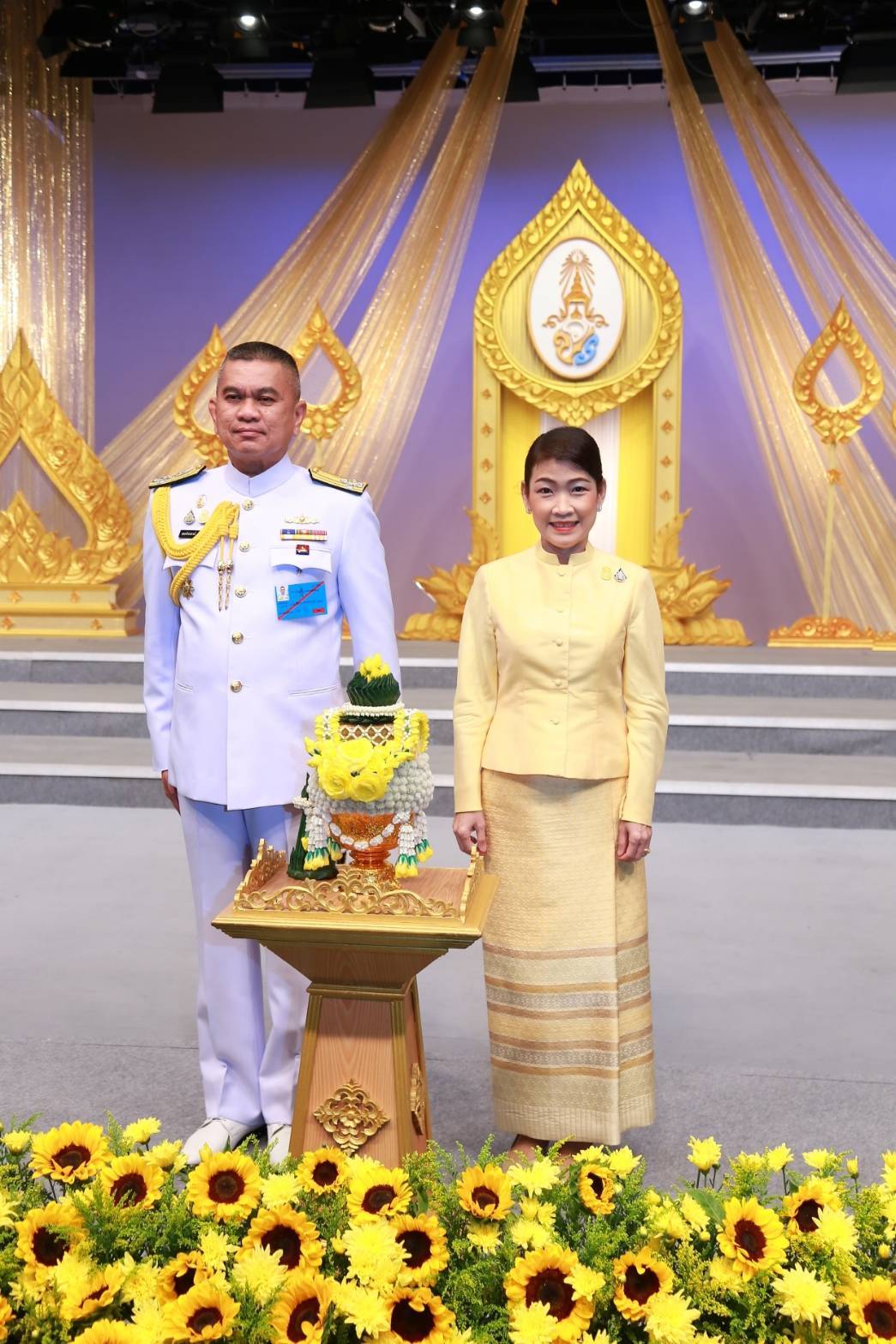 099 เมื่อวันอังคารที่ ๑๔ กรกฎาคม ๒๕๖๓ พลเอก ณัฐ อินทรเจริญ ปลัดกระทรวงกลาโหม พร้อมด้วยคุณรมิดา อินทรเจริญ นายกสมาคมภริยาข้าราชการสำนักงานปลัดกระทรวงกลาโหม นำคณะนายทหารชั้นผู้ใหญ่พร้อมภริยา บันทึกเทปโทรทัศน์อาเศียรวาท ถวายพระพรชัยมงคล