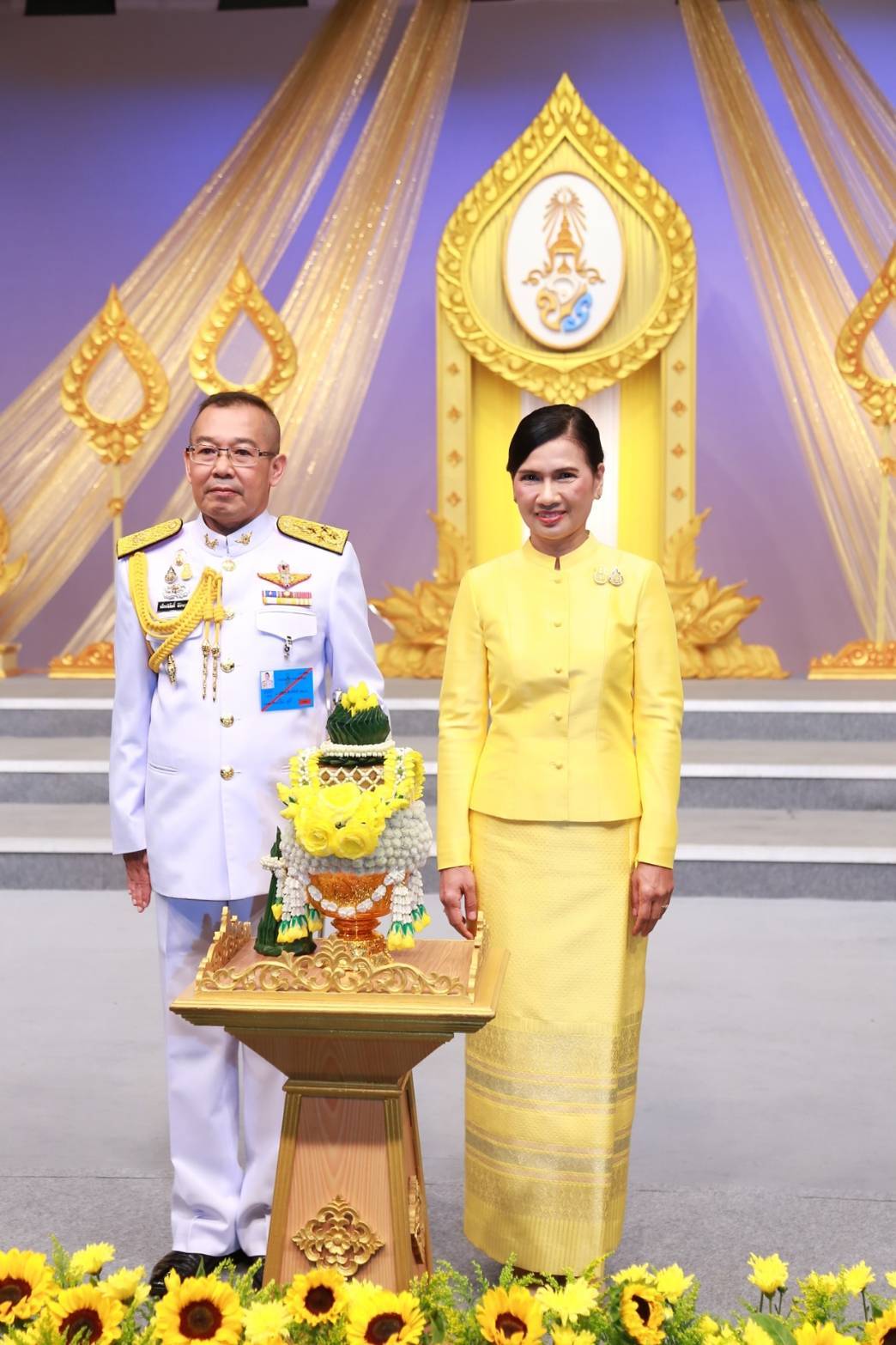 099 เมื่อวันอังคารที่ ๑๔ กรกฎาคม ๒๕๖๓ พลเอก ณัฐ อินทรเจริญ ปลัดกระทรวงกลาโหม พร้อมด้วยคุณรมิดา อินทรเจริญ นายกสมาคมภริยาข้าราชการสำนักงานปลัดกระทรวงกลาโหม นำคณะนายทหารชั้นผู้ใหญ่พร้อมภริยา บันทึกเทปโทรทัศน์อาเศียรวาท ถวายพระพรชัยมงคล