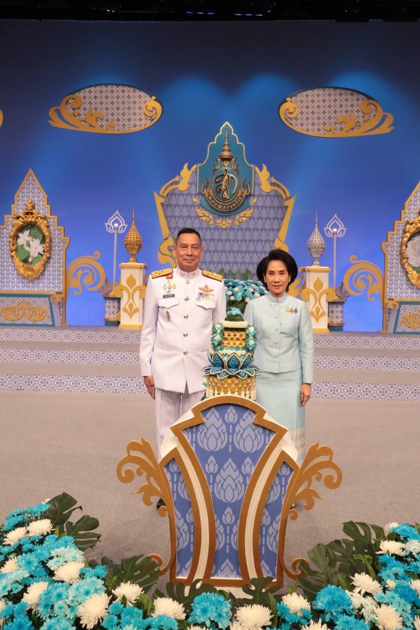 100 เมื่อวันอังคารที่ ๔ สิงหาคม ๒๕๖๓ พลเอก ณัฐ อินทรเจริญ ปลัดกระทรวงกลาโหม พร้อมด้วยคุณรมิดา อินทรเจริญ นายกสมาคมภริยาข้าราชการสำนักงานปลัดกระทรวงกลาโหม นำคณะนายทหารชั้นผู้ใหญ่พร้อมภริยา บันทึกเทปโทรทัศน์อาเศียรวาท ถวายพระพรชัยมงคล