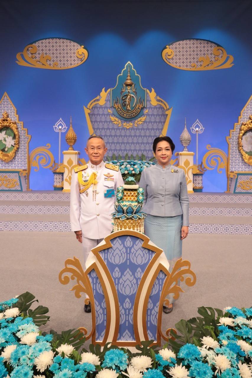 100 เมื่อวันอังคารที่ ๔ สิงหาคม ๒๕๖๓ พลเอก ณัฐ อินทรเจริญ ปลัดกระทรวงกลาโหม พร้อมด้วยคุณรมิดา อินทรเจริญ นายกสมาคมภริยาข้าราชการสำนักงานปลัดกระทรวงกลาโหม นำคณะนายทหารชั้นผู้ใหญ่พร้อมภริยา บันทึกเทปโทรทัศน์อาเศียรวาท ถวายพระพรชัยมงคล