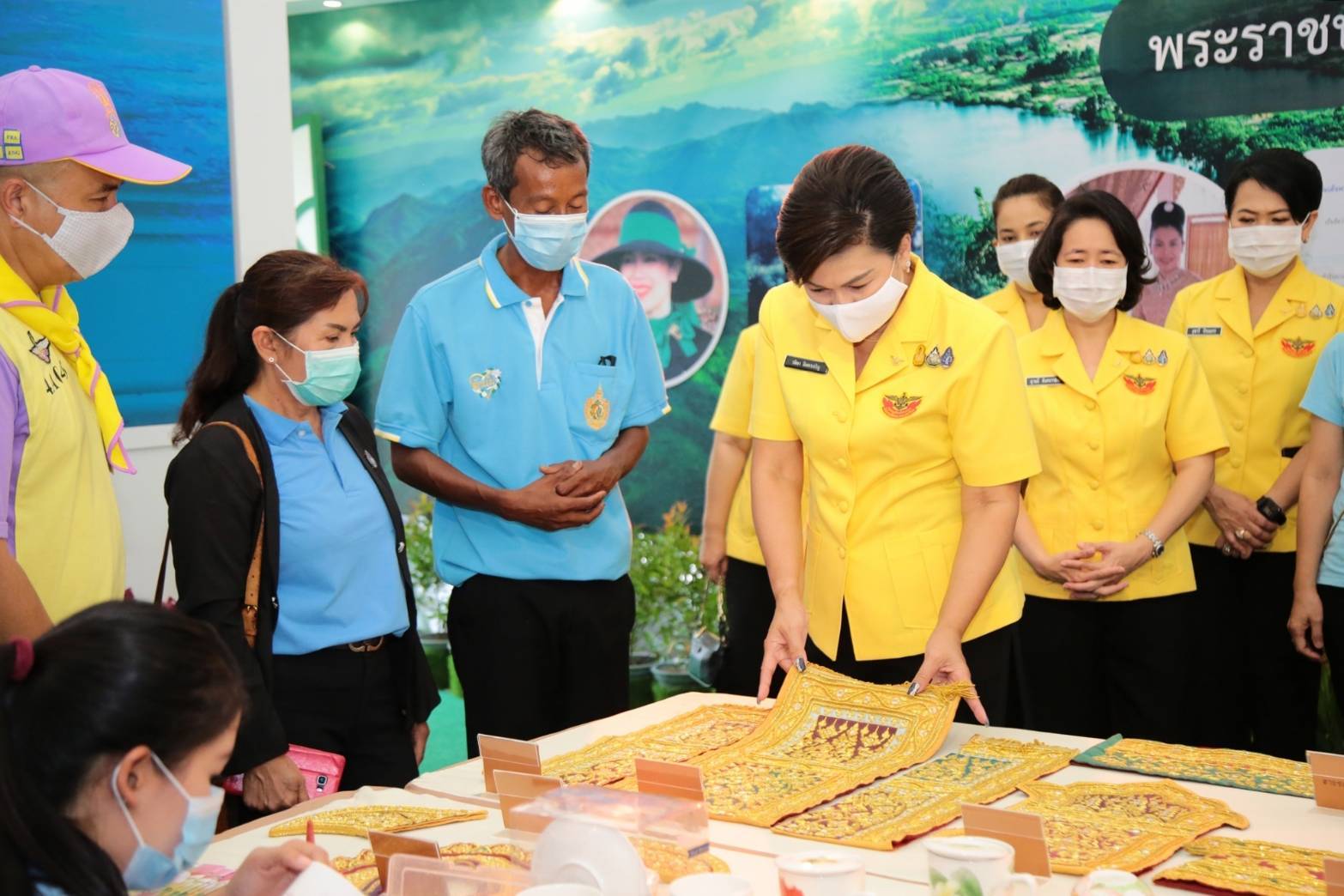 106 เมื่อวันพุธที่ ๑๒ สิงหาคม ๒๕๖๓ คุณรมิดา อินทรเจริญ นายกสมาคมภริยาข้าราชการสำนักงานปลัดกระทรวงกลาโหม พร้อมด้วยคณะกรรมการสมาคมฯ เยี่ยมชมกิจกรรมจิตอาสา "วันแม่แห่งชาติ ๑๒ สิงหาคม ๒๕๖๓