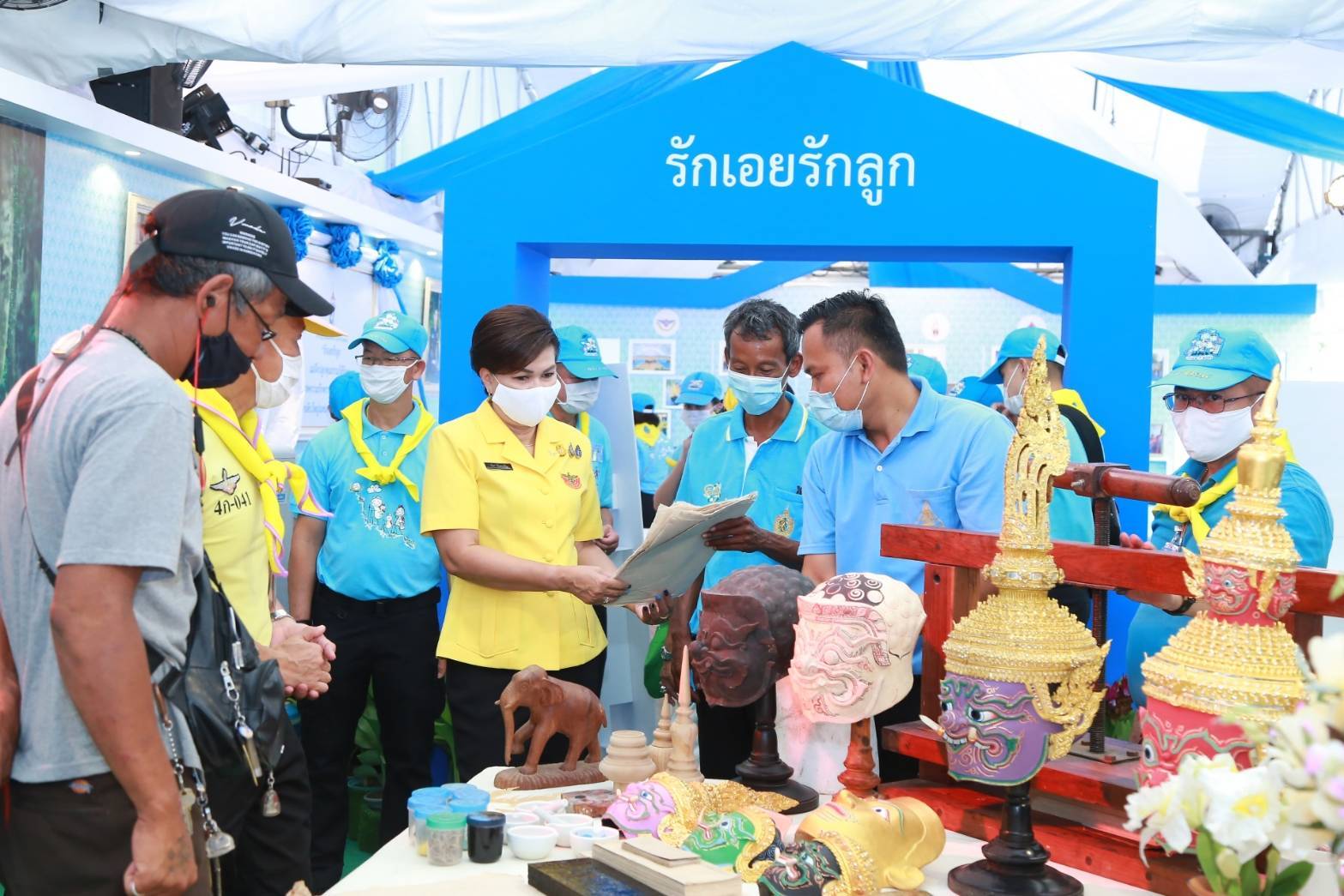 106 เมื่อวันพุธที่ ๑๒ สิงหาคม ๒๕๖๓ คุณรมิดา อินทรเจริญ นายกสมาคมภริยาข้าราชการสำนักงานปลัดกระทรวงกลาโหม พร้อมด้วยคณะกรรมการสมาคมฯ เยี่ยมชมกิจกรรมจิตอาสา "วันแม่แห่งชาติ ๑๒ สิงหาคม ๒๕๖๓
