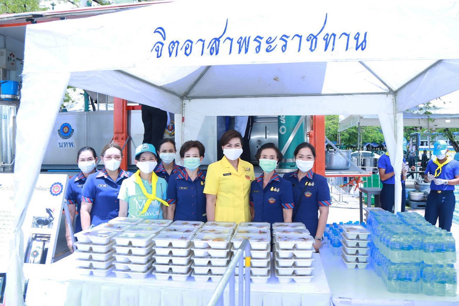 106 เมื่อวันพุธที่ ๑๒ สิงหาคม ๒๕๖๓ คุณรมิดา อินทรเจริญ นายกสมาคมภริยาข้าราชการสำนักงานปลัดกระทรวงกลาโหม พร้อมด้วยคณะกรรมการสมาคมฯ เยี่ยมชมกิจกรรมจิตอาสา "วันแม่แห่งชาติ ๑๒ สิงหาคม ๒๕๖๓