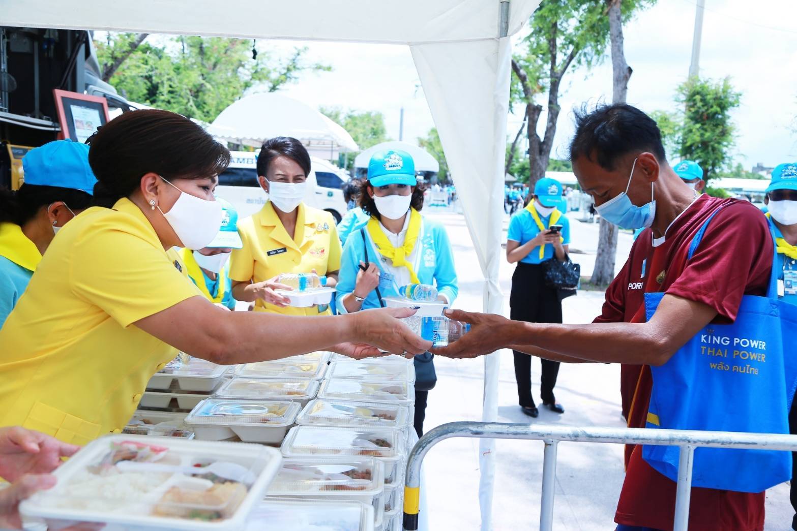 106 เมื่อวันพุธที่ ๑๒ สิงหาคม ๒๕๖๓ คุณรมิดา อินทรเจริญ นายกสมาคมภริยาข้าราชการสำนักงานปลัดกระทรวงกลาโหม พร้อมด้วยคณะกรรมการสมาคมฯ เยี่ยมชมกิจกรรมจิตอาสา "วันแม่แห่งชาติ ๑๒ สิงหาคม ๒๕๖๓