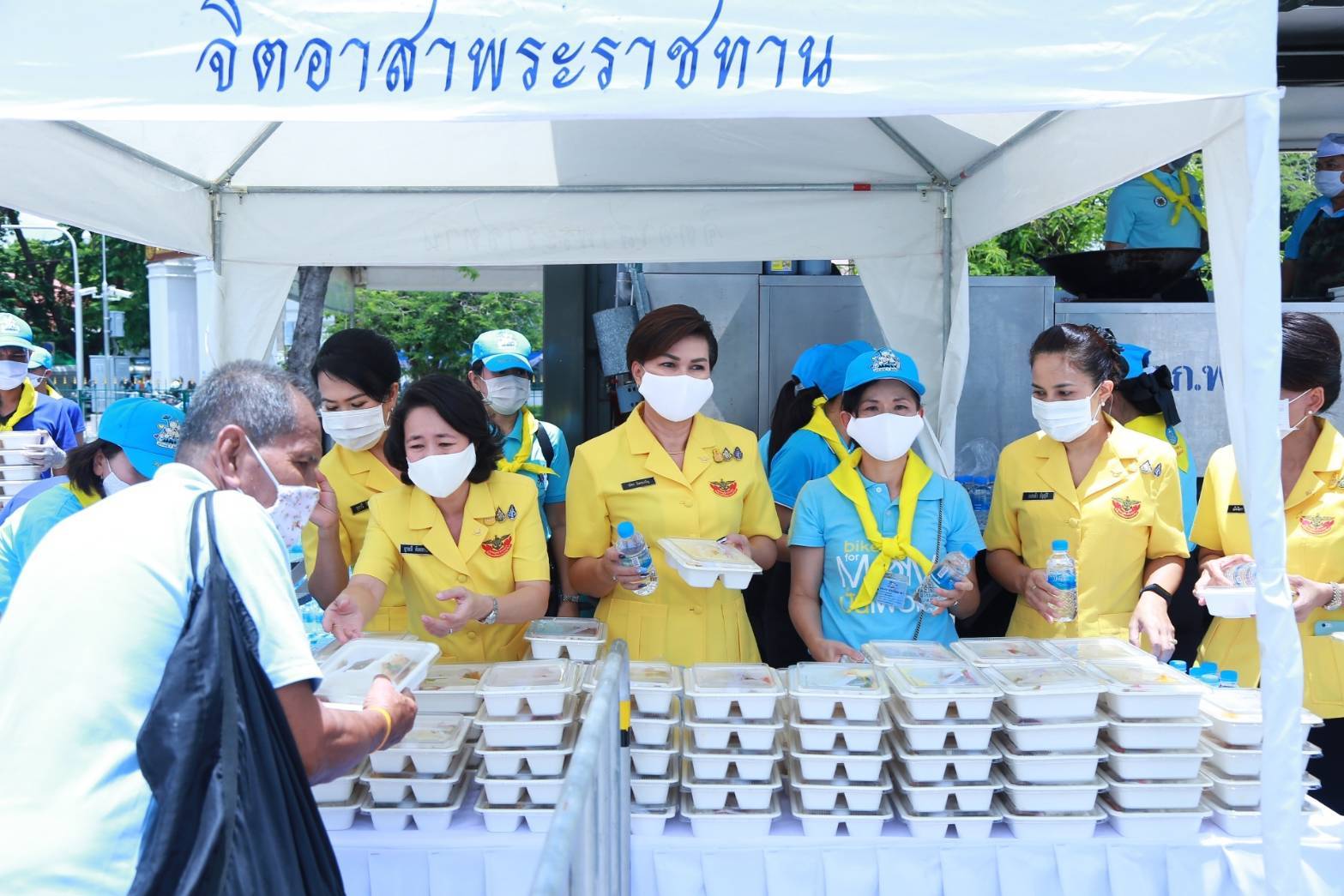 106 เมื่อวันพุธที่ ๑๒ สิงหาคม ๒๕๖๓ คุณรมิดา อินทรเจริญ นายกสมาคมภริยาข้าราชการสำนักงานปลัดกระทรวงกลาโหม พร้อมด้วยคณะกรรมการสมาคมฯ เยี่ยมชมกิจกรรมจิตอาสา "วันแม่แห่งชาติ ๑๒ สิงหาคม ๒๕๖๓