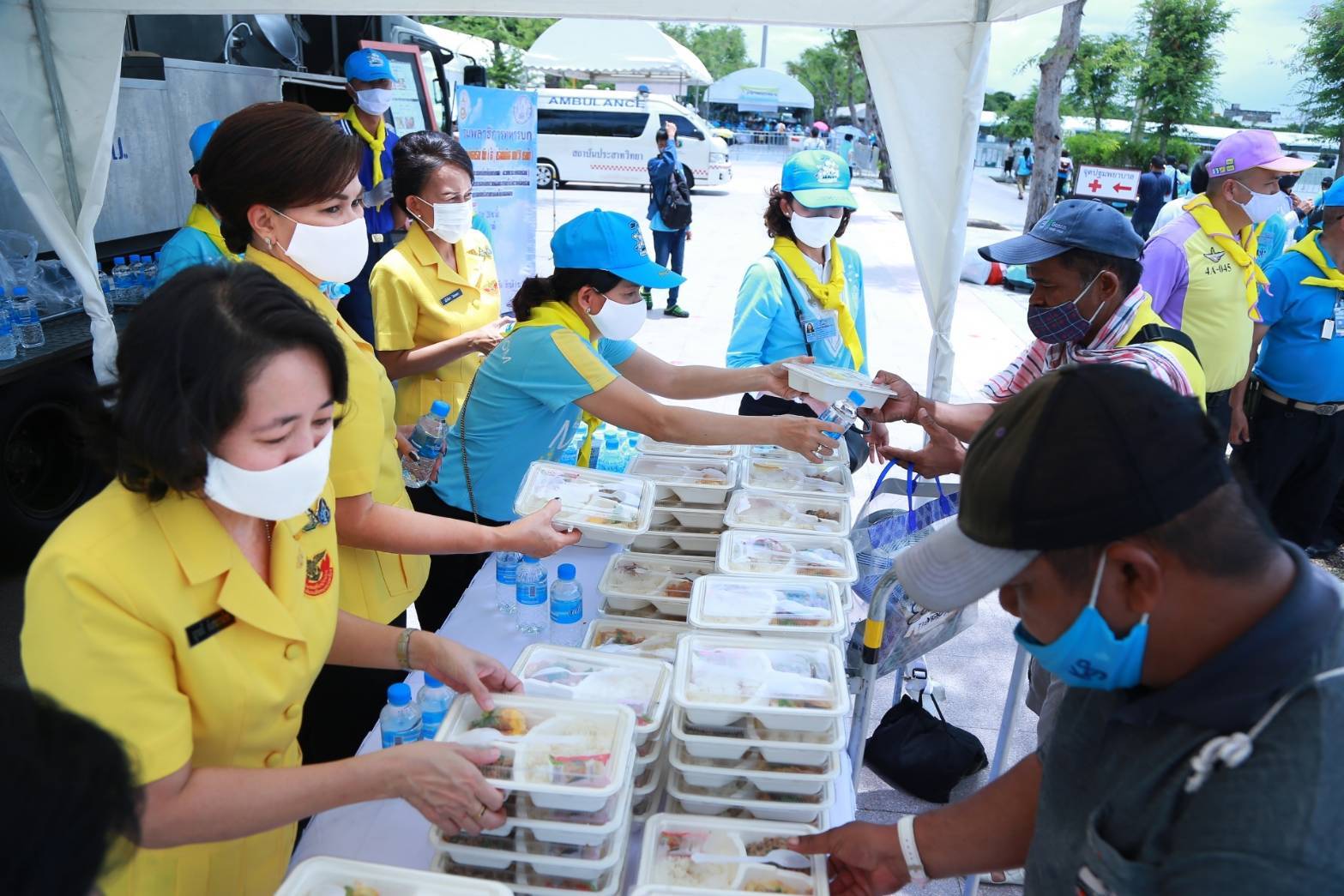 106 เมื่อวันพุธที่ ๑๒ สิงหาคม ๒๕๖๓ คุณรมิดา อินทรเจริญ นายกสมาคมภริยาข้าราชการสำนักงานปลัดกระทรวงกลาโหม พร้อมด้วยคณะกรรมการสมาคมฯ เยี่ยมชมกิจกรรมจิตอาสา "วันแม่แห่งชาติ ๑๒ สิงหาคม ๒๕๖๓