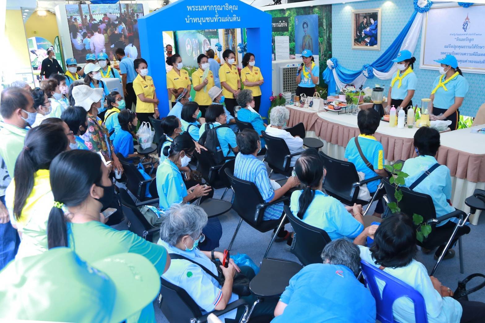 106 เมื่อวันพุธที่ ๑๒ สิงหาคม ๒๕๖๓ คุณรมิดา อินทรเจริญ นายกสมาคมภริยาข้าราชการสำนักงานปลัดกระทรวงกลาโหม พร้อมด้วยคณะกรรมการสมาคมฯ เยี่ยมชมกิจกรรมจิตอาสา "วันแม่แห่งชาติ ๑๒ สิงหาคม ๒๕๖๓