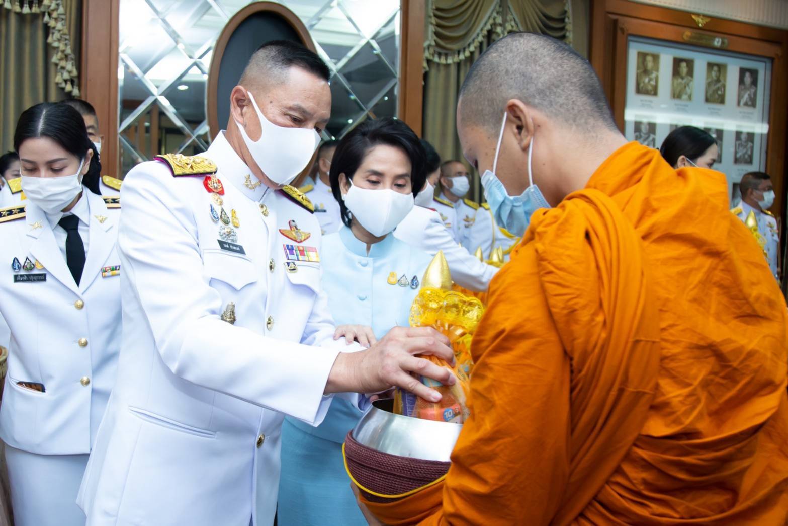 102 เมื่อวันจันทร์ที่ ๑๐ สิงหาคม ๒๕๖๓ คุณรมิดา อินทรเจริญ นายกสมาคมภริยาข้าราชการสำนักงานปลัดกระทรวงกลาโหม พร้อมด้วยคณะกรรมการสมาคมฯ