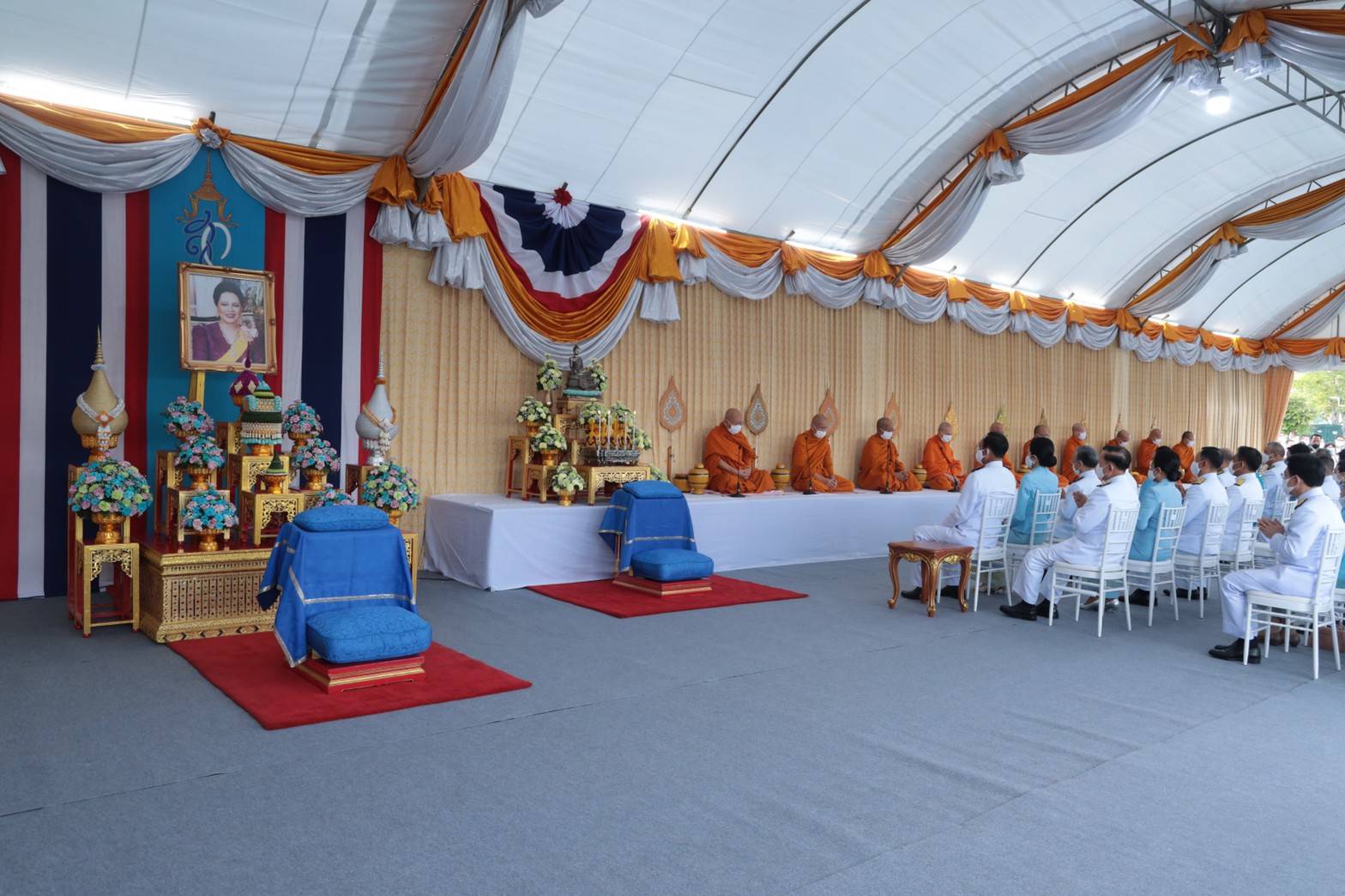 103 เมื่อวันพุธที่ ๑๒ สิงหาคม ๒๕๖๓ พลเอก ณัฐ อินทรเจริญ ปลัดกระทรวงกลาโหม และคุณรมิดา อินทรเจริญ นายกสมาคมภริยาข้าราชการสำนักงานปลัดกระทรวงกลาโหม ร่วมพิธีทำบุญตักบาตร