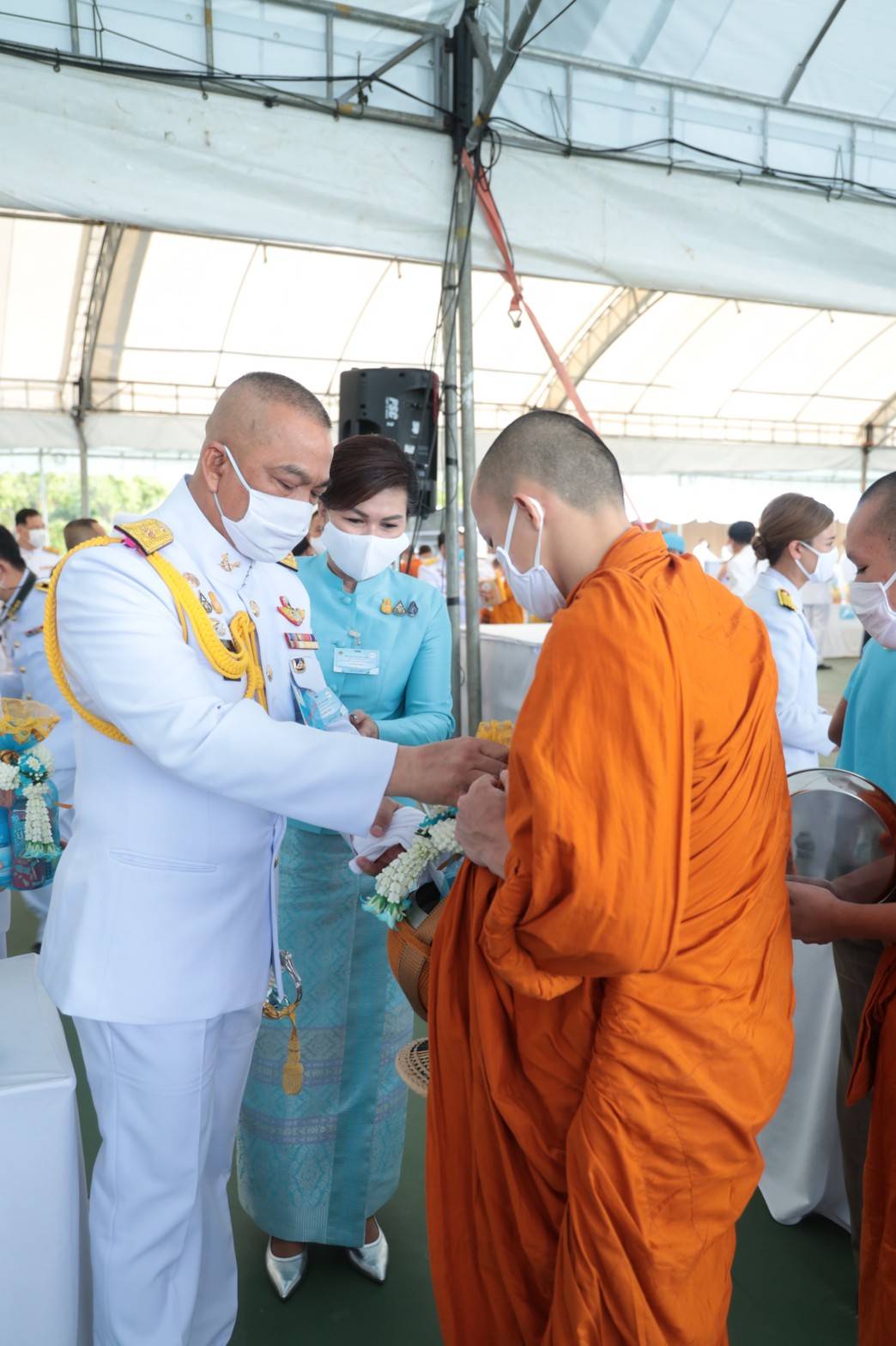 103 เมื่อวันพุธที่ ๑๒ สิงหาคม ๒๕๖๓ พลเอก ณัฐ อินทรเจริญ ปลัดกระทรวงกลาโหม และคุณรมิดา อินทรเจริญ นายกสมาคมภริยาข้าราชการสำนักงานปลัดกระทรวงกลาโหม ร่วมพิธีทำบุญตักบาตร