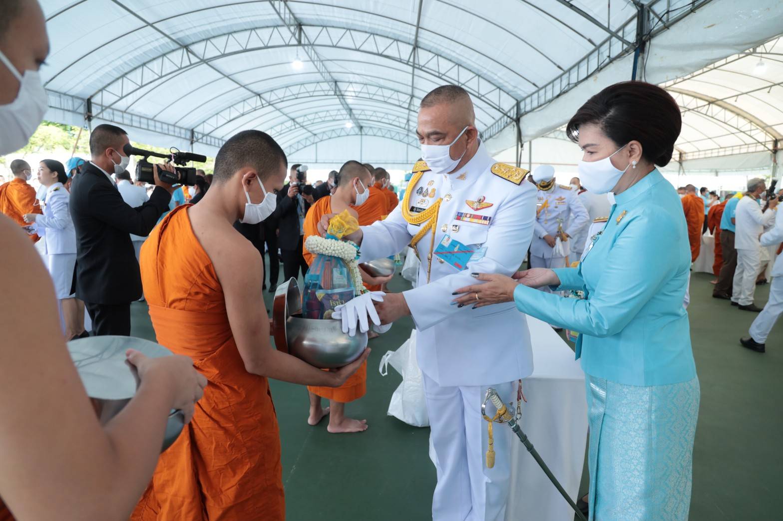 103 เมื่อวันพุธที่ ๑๒ สิงหาคม ๒๕๖๓ พลเอก ณัฐ อินทรเจริญ ปลัดกระทรวงกลาโหม และคุณรมิดา อินทรเจริญ นายกสมาคมภริยาข้าราชการสำนักงานปลัดกระทรวงกลาโหม ร่วมพิธีทำบุญตักบาตร