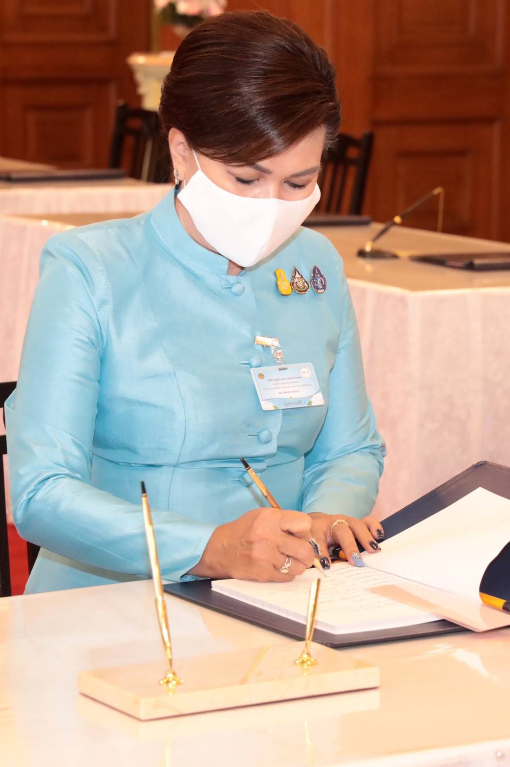103 เมื่อวันพุธที่ ๑๒ สิงหาคม ๒๕๖๓ พลเอก ณัฐ อินทรเจริญ ปลัดกระทรวงกลาโหม และคุณรมิดา อินทรเจริญ นายกสมาคมภริยาข้าราชการสำนักงานปลัดกระทรวงกลาโหม ร่วมพิธีทำบุญตักบาตร