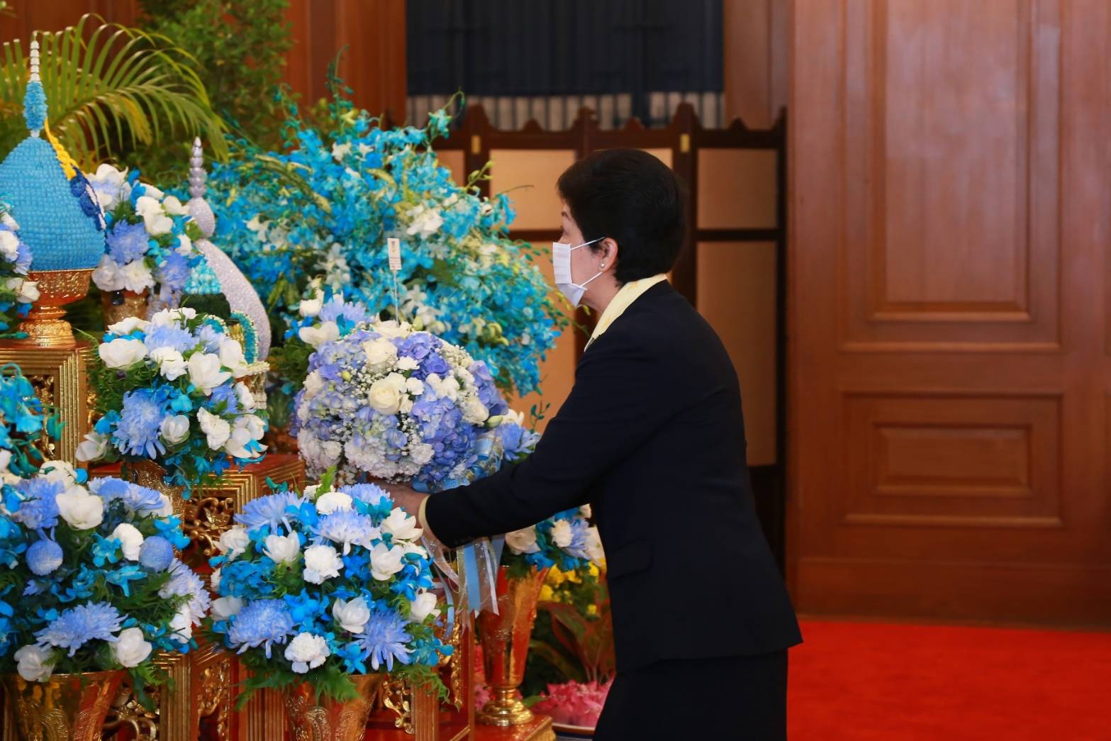 104 เมื่อวันพุธที่ ๑๒ สิงหาคม ๒๕๖๓ คุณนวลจันทร์ พูนสวัสดิ์ เป็นผู้แทนนายกสมาคมภริยาข้าราชการสำนักงานปลัดกระทรวงกลาโหม พร้อมด้วยคณะกรรมการสมาคมฯ ร่วมถวายแจกันดอกไม้สดและลงนามถวายพระพรชัยมงคล