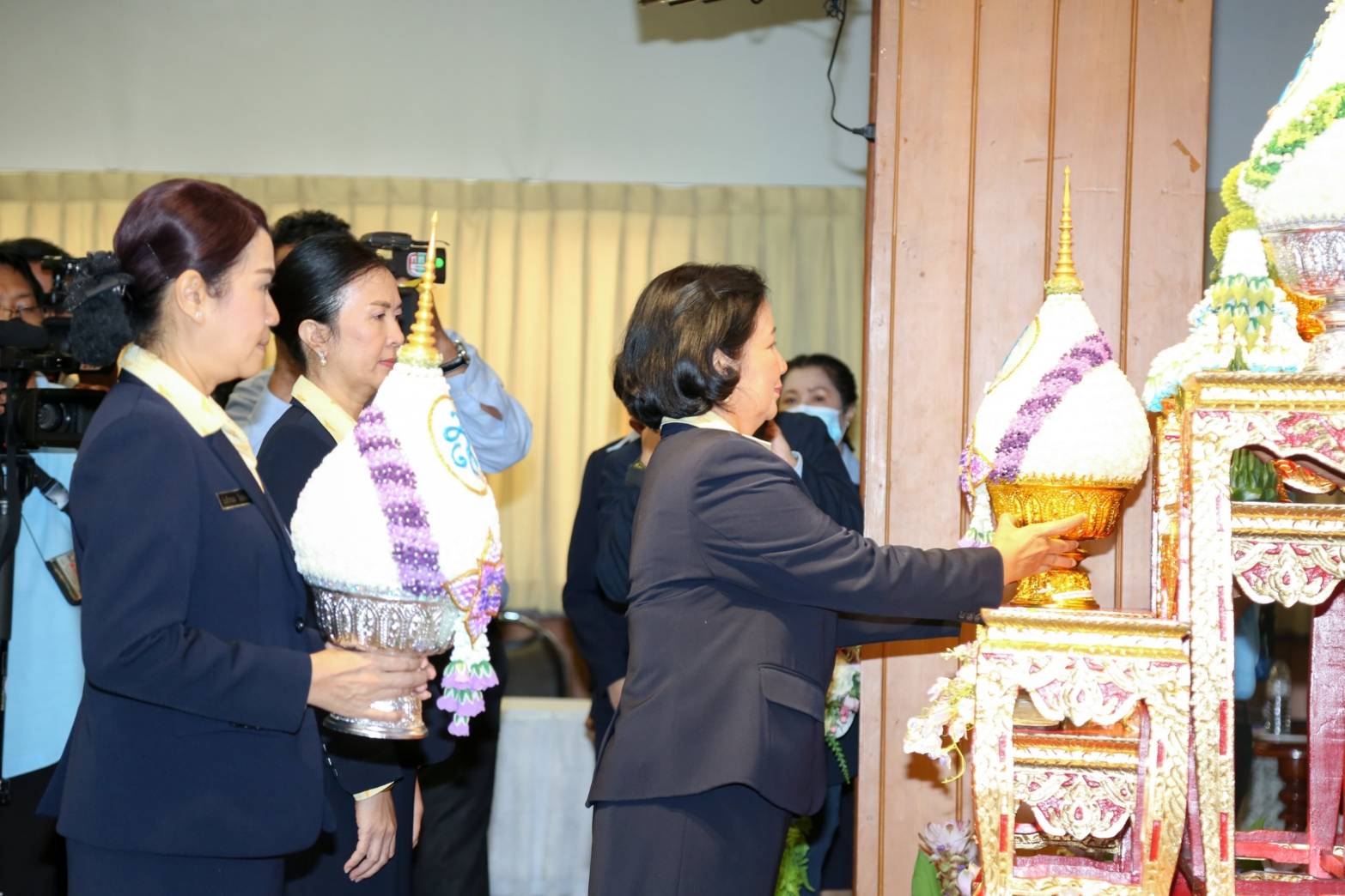 105 เมื่อวันพุธที่ ๑๒ สิงหาคม ๒๕๖๓ น.อ.หญิงเบญจวรรณ บุนนาค เป็นผู้แทนนายกสมาคมภริยาข้าราชการสำนักงานปลัดกระทรวงกลาโหม พร้อมด้วยคณะกรรมการสมาคมฯร่วมกิจกรรมวางพานพุ่มถวายเครื่องราชสักการะ