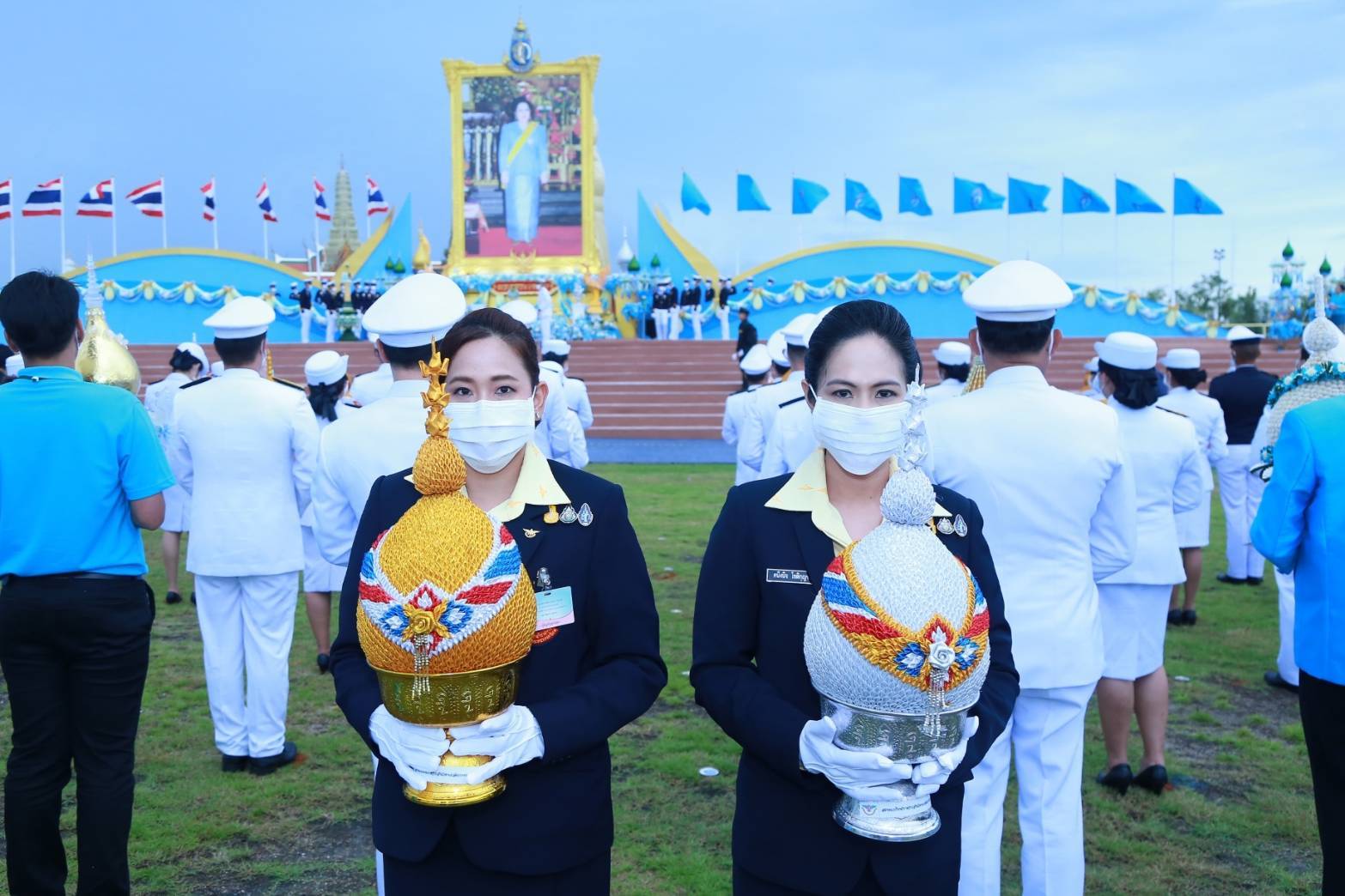 107 เมื่อวันพุธที่ ๑๒ สิงหาคม ๒๕๖๓ พ.อ.หญิงทักษดา สังขจันทร์เป็นผู้แทนนายกสมาคมภริยาข้าราชการสำนักงานปลัดกระทรวงกลาโหม พร้อมด้วยคณะกรรมการสมาคมฯ ร่วมพิธีถวายเครื่องราชสักการะและจุดเทียนถวายพระพรชัยมงคล