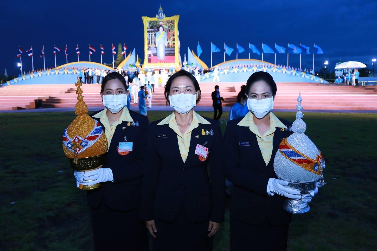 107 เมื่อวันพุธที่ ๑๒ สิงหาคม ๒๕๖๓ พ.อ.หญิงทักษดา สังขจันทร์เป็นผู้แทนนายกสมาคมภริยาข้าราชการสำนักงานปลัดกระทรวงกลาโหม พร้อมด้วยคณะกรรมการสมาคมฯ ร่วมพิธีถวายเครื่องราชสักการะและจุดเทียนถวายพระพรชัยมงคล