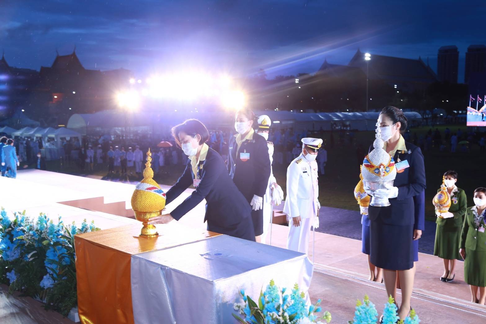 107 เมื่อวันพุธที่ ๑๒ สิงหาคม ๒๕๖๓ พ.อ.หญิงทักษดา สังขจันทร์เป็นผู้แทนนายกสมาคมภริยาข้าราชการสำนักงานปลัดกระทรวงกลาโหม พร้อมด้วยคณะกรรมการสมาคมฯ ร่วมพิธีถวายเครื่องราชสักการะและจุดเทียนถวายพระพรชัยมงคล