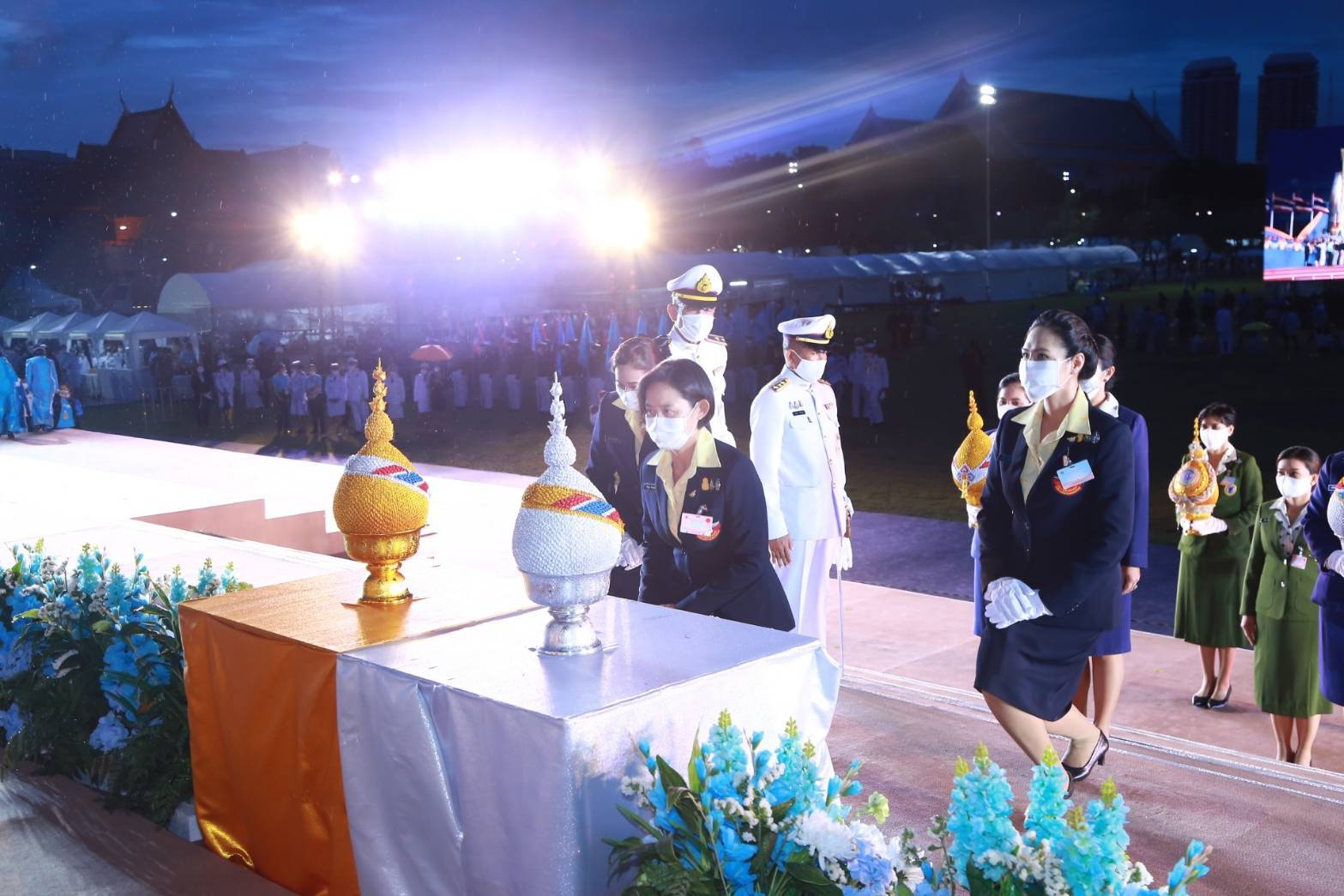 107 เมื่อวันพุธที่ ๑๒ สิงหาคม ๒๕๖๓ พ.อ.หญิงทักษดา สังขจันทร์เป็นผู้แทนนายกสมาคมภริยาข้าราชการสำนักงานปลัดกระทรวงกลาโหม พร้อมด้วยคณะกรรมการสมาคมฯ ร่วมพิธีถวายเครื่องราชสักการะและจุดเทียนถวายพระพรชัยมงคล