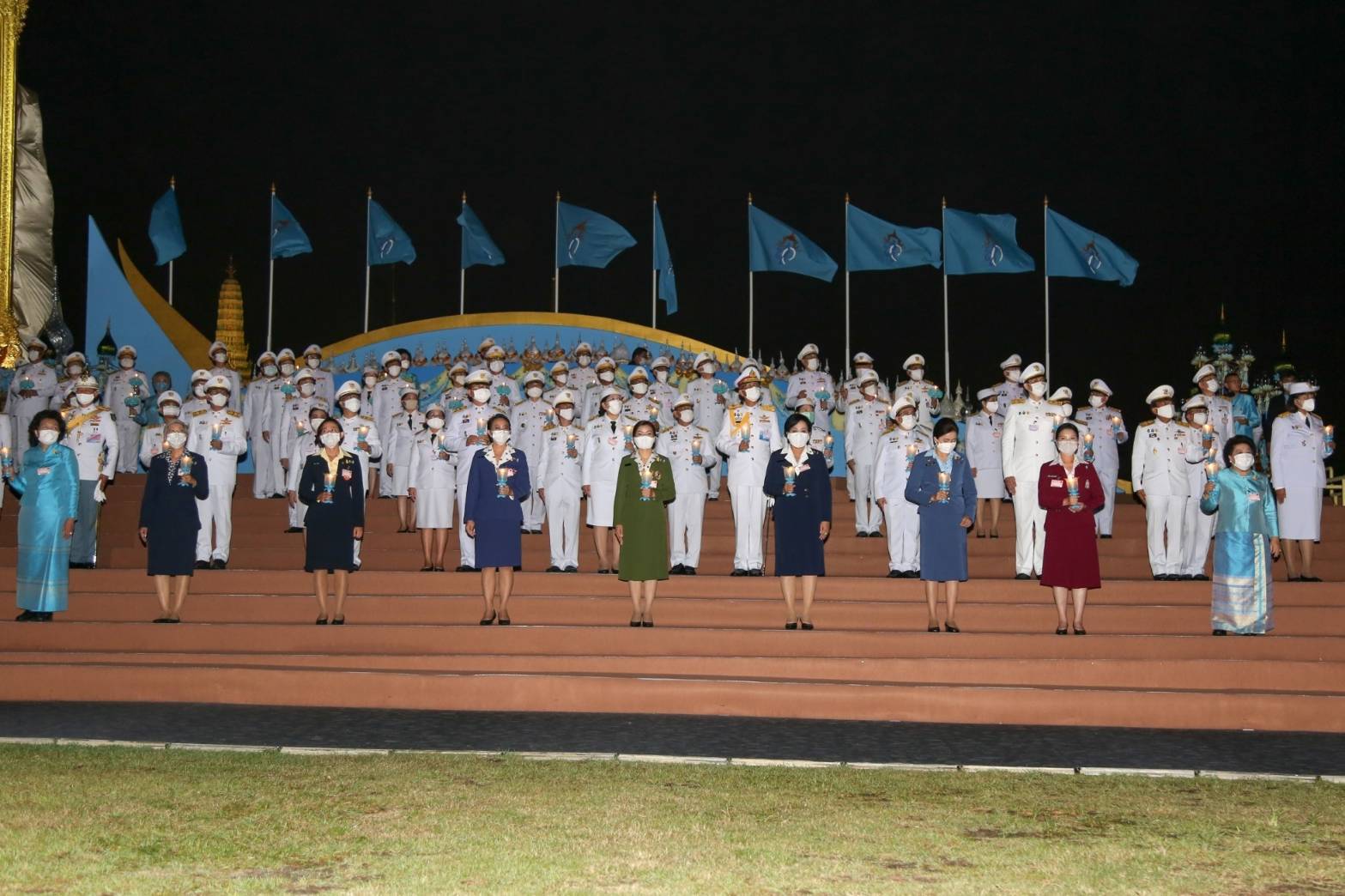107 เมื่อวันพุธที่ ๑๒ สิงหาคม ๒๕๖๓ พ.อ.หญิงทักษดา สังขจันทร์เป็นผู้แทนนายกสมาคมภริยาข้าราชการสำนักงานปลัดกระทรวงกลาโหม พร้อมด้วยคณะกรรมการสมาคมฯ ร่วมพิธีถวายเครื่องราชสักการะและจุดเทียนถวายพระพรชัยมงคล