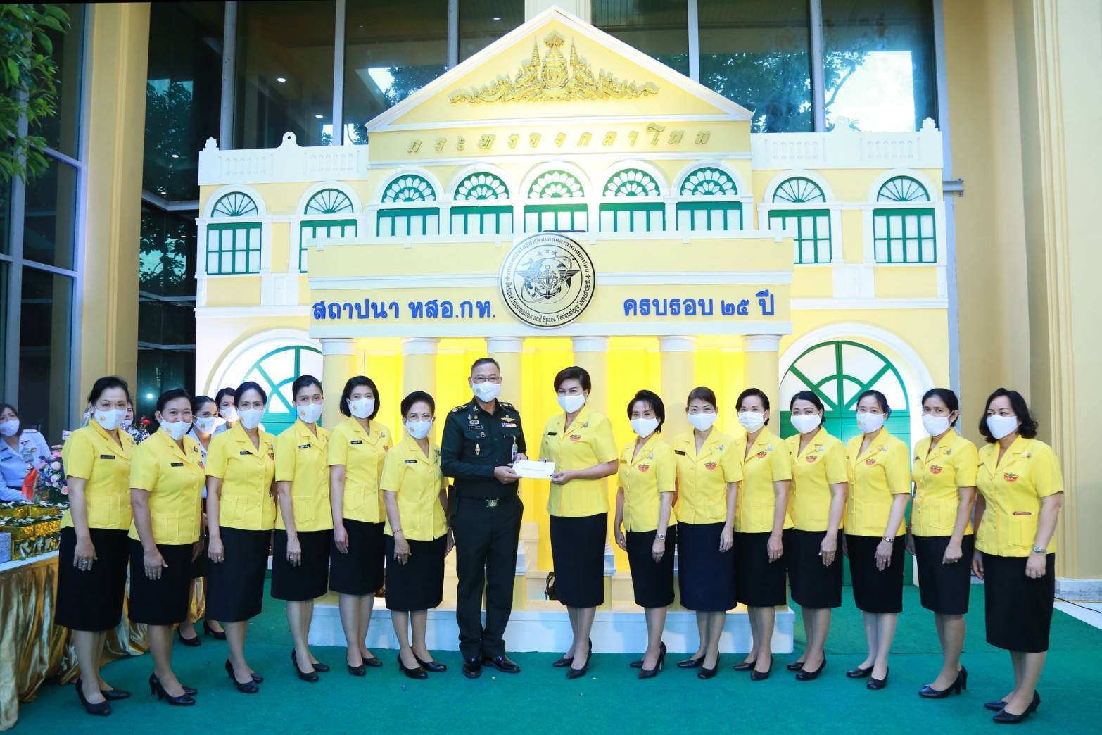 109 เมื่อ​วันพฤหัสบ​ดีที่​ ๓​ กันยายน​ ๒๕๖๓​ คุณร​มิ​ดา​ อินทร​เจริญ​ นายก​สมาคม​ภริยา​ข้าราชการ​...