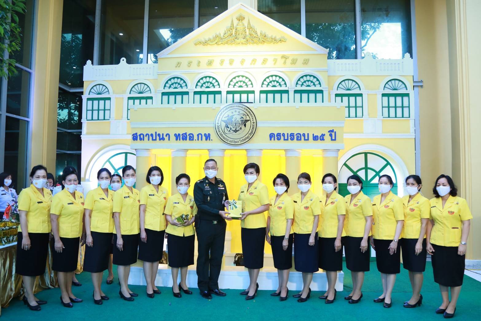 109 เมื่อวันพฤหัสบดีที่ ๓ กันยายน ๒๕๖๓ คุณรมิดา อินทรเจริญ นายกสมาคมภริยาข้าราชการสำนักงานปลัดกระทรวงกลาโหม พร้อมด้วยคณะกรรมการสมาคมฯ ร่วมงานวันคล้ายวันสถาปนากรมเทคโนโลยีสารสนเทศและอวกาศกลาโหม ครบรอบปีที่ ๒๕ ณ อาคารสำนักงานปลัดกระทรวงกลาโหม พื้นที่ศรีสมาน จ.นนทบุรี